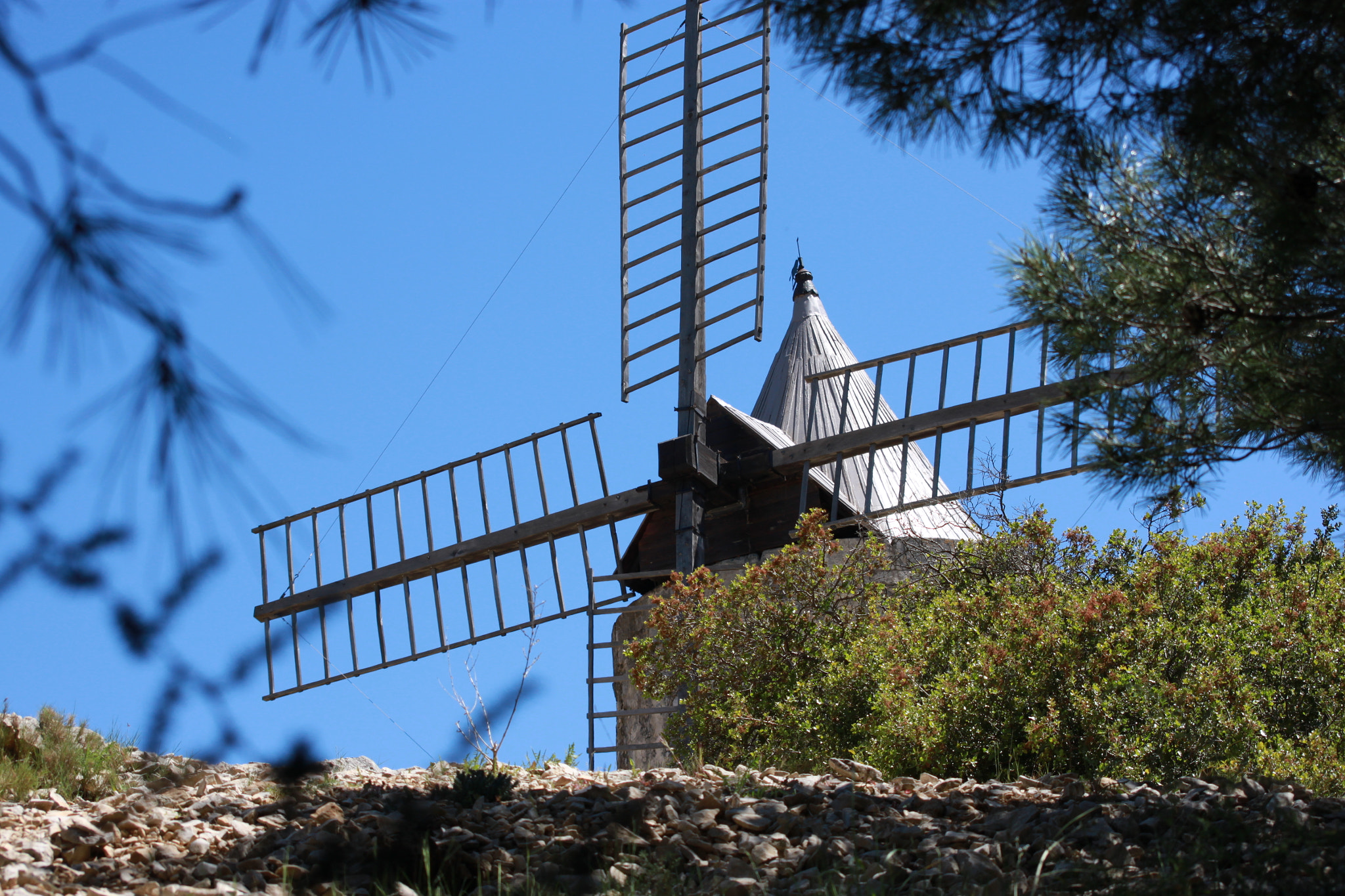 Sigma 55-200mm f/4-5.6 DC sample photo. Moulin alphonse daudet photography