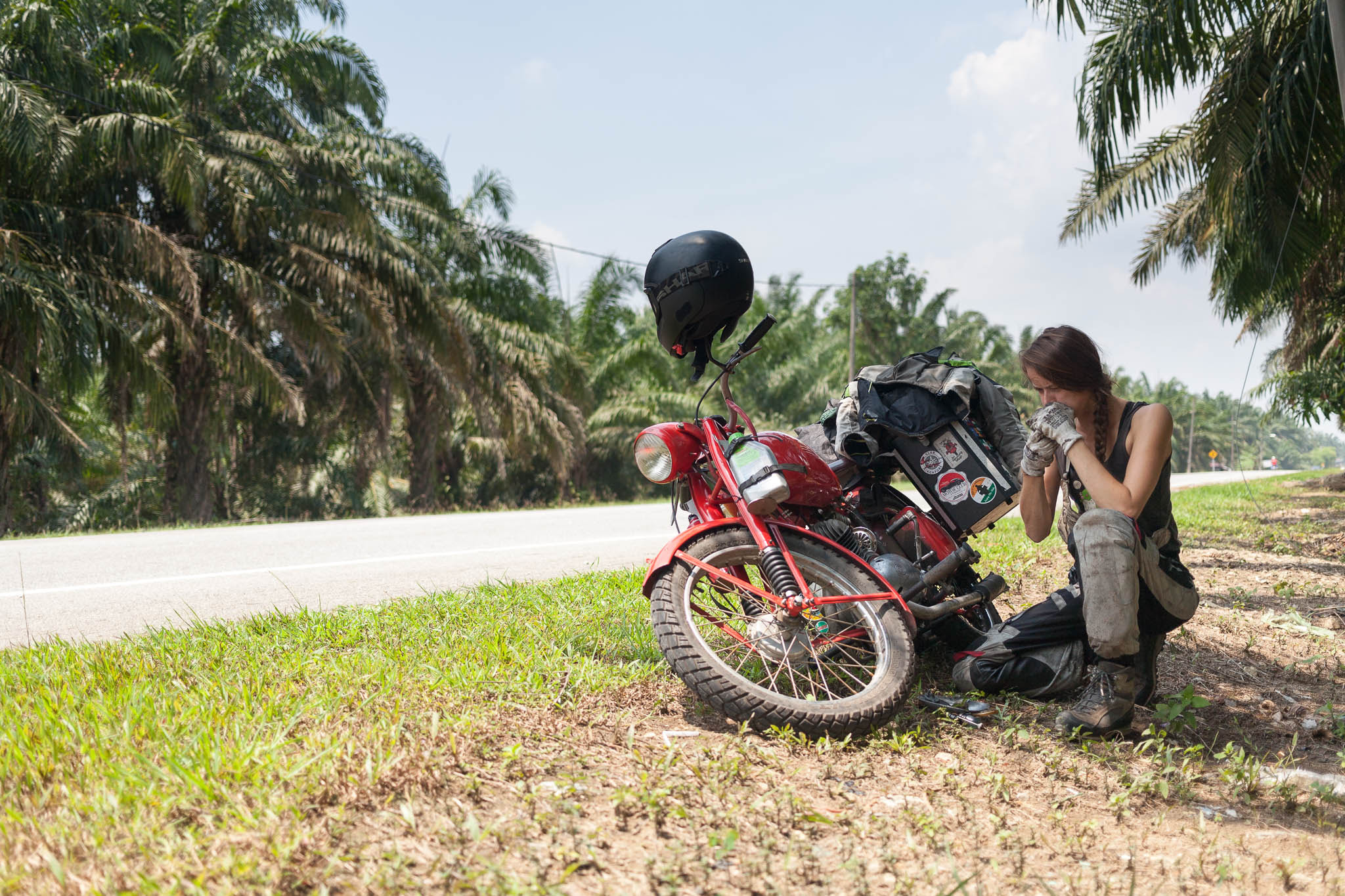 Canon EOS 5D + Canon EF 40mm F2.8 STM sample photo. Garage under palm trees photography