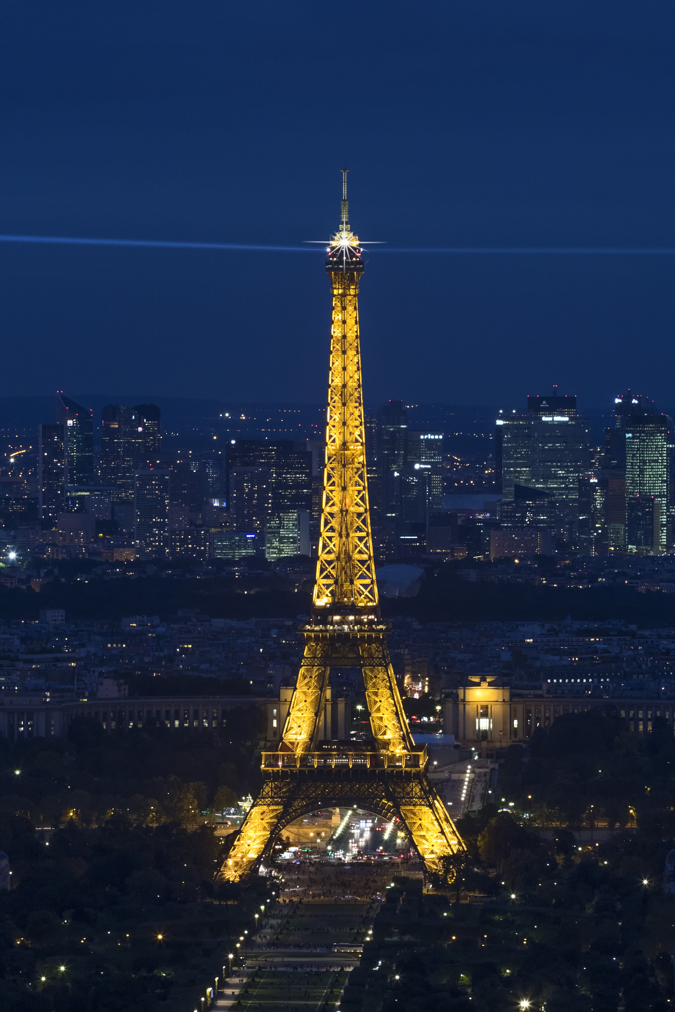 Canon EOS 750D (EOS Rebel T6i / EOS Kiss X8i) + Canon EF 70-200mm F4L USM sample photo. Eiffel tower photography