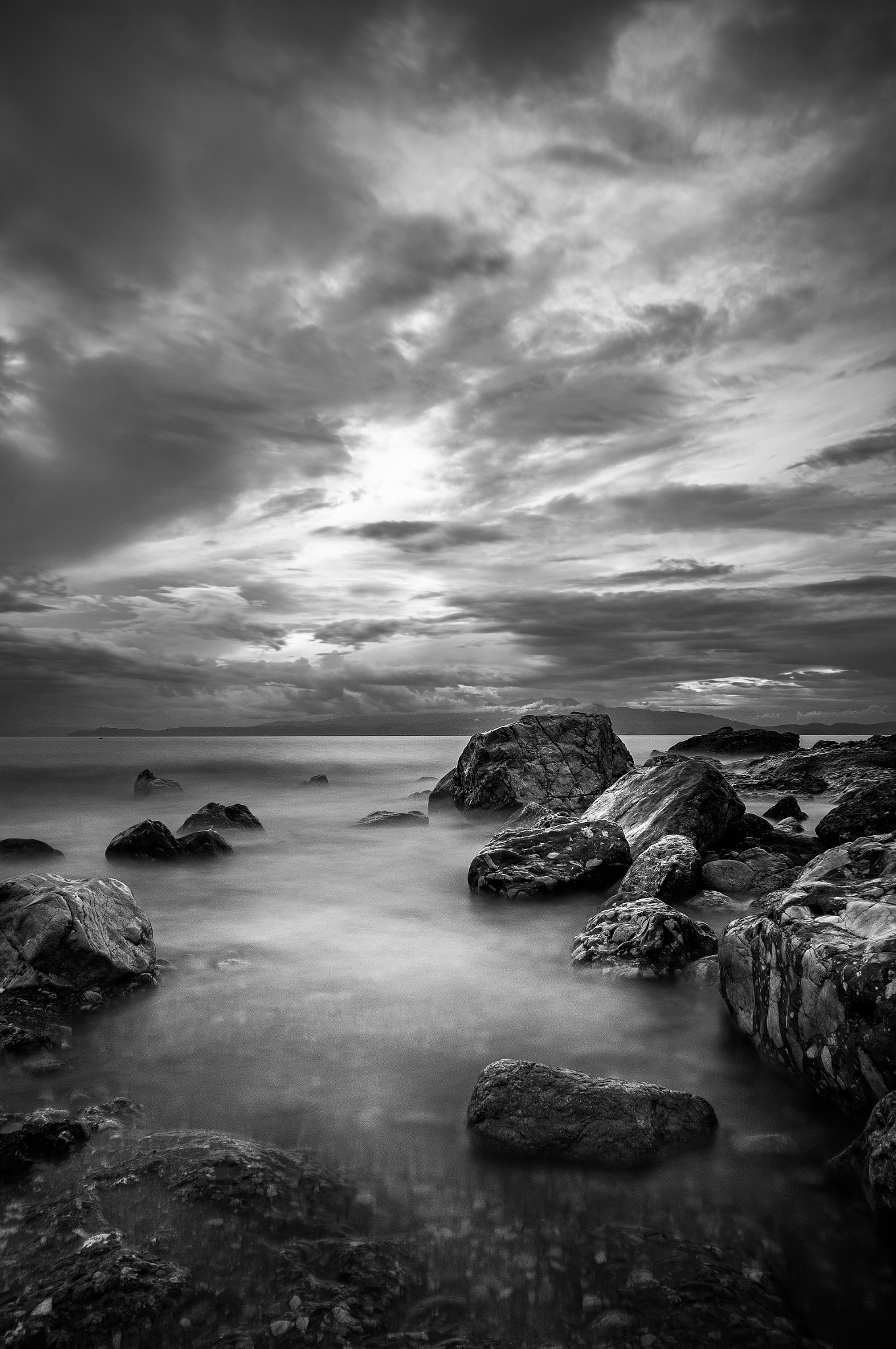 Sony Alpha NEX-6 + Sony E 16mm F2.8 sample photo. Through the rocks photography