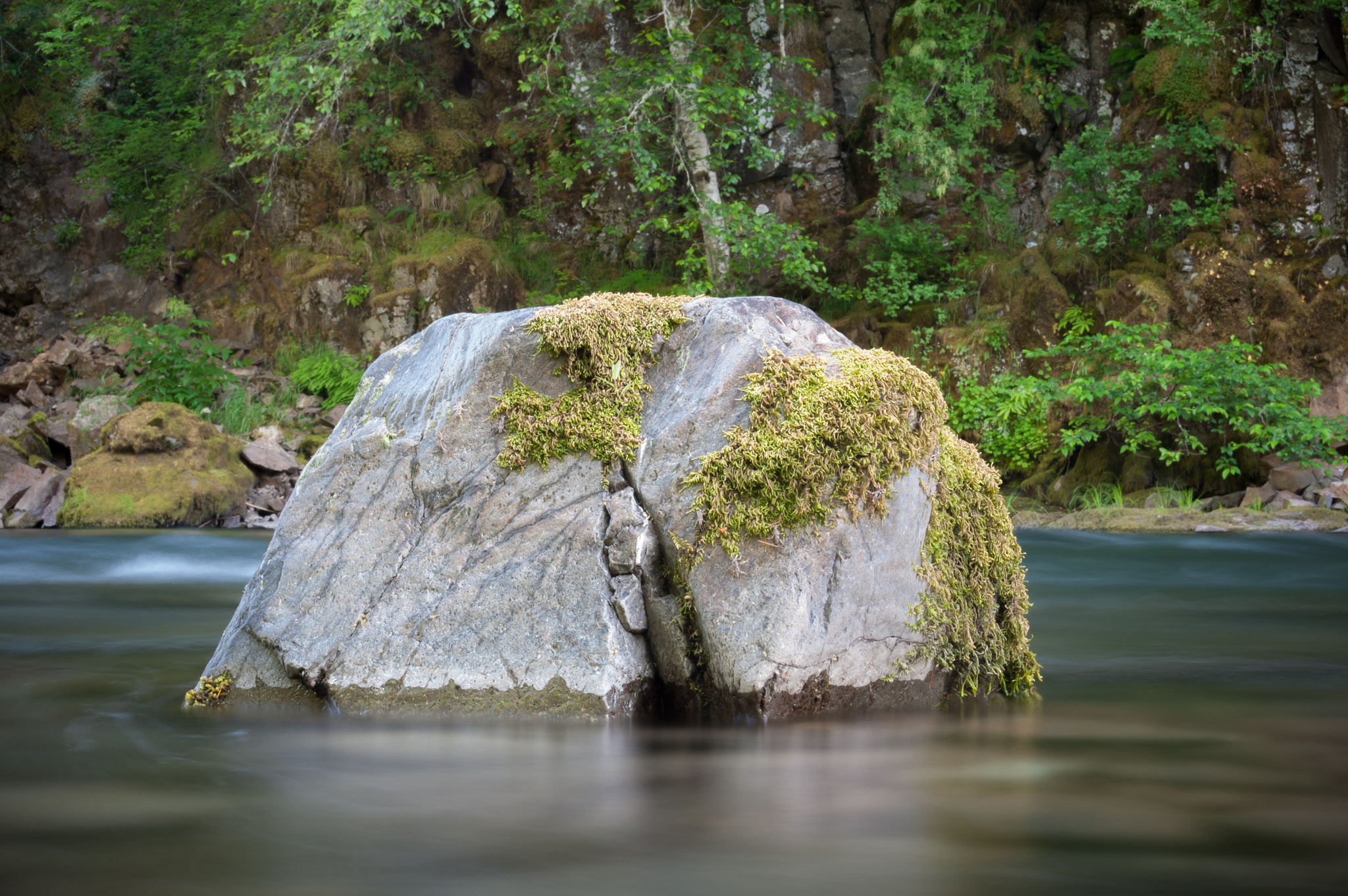 AF Zoom-Nikkor 28-80mm f/3.3-5.6G sample photo. Mossy rock isolated in a flowing river photography
