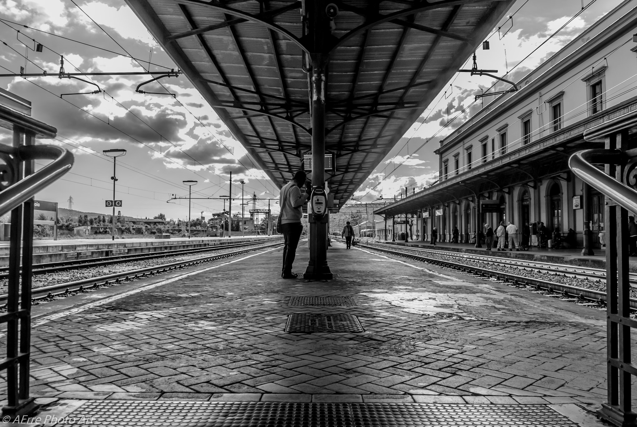 Nikon D200 + Sigma 17-70mm F2.8-4.5 DC Macro Asp. IF sample photo. Train station photography