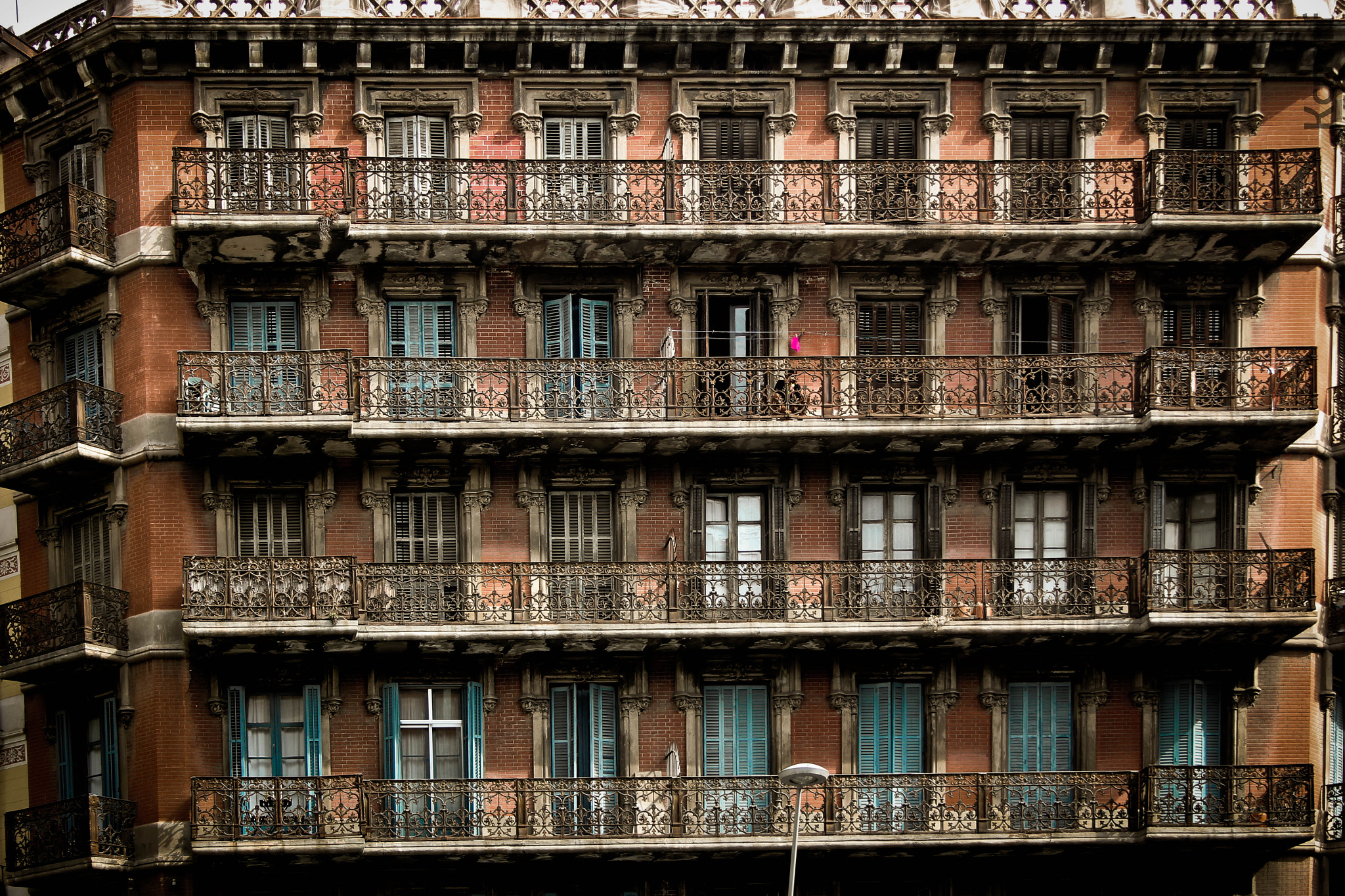 Canon EF-S 18-55mm F3.5-5.6 sample photo. Red front barcelone photography