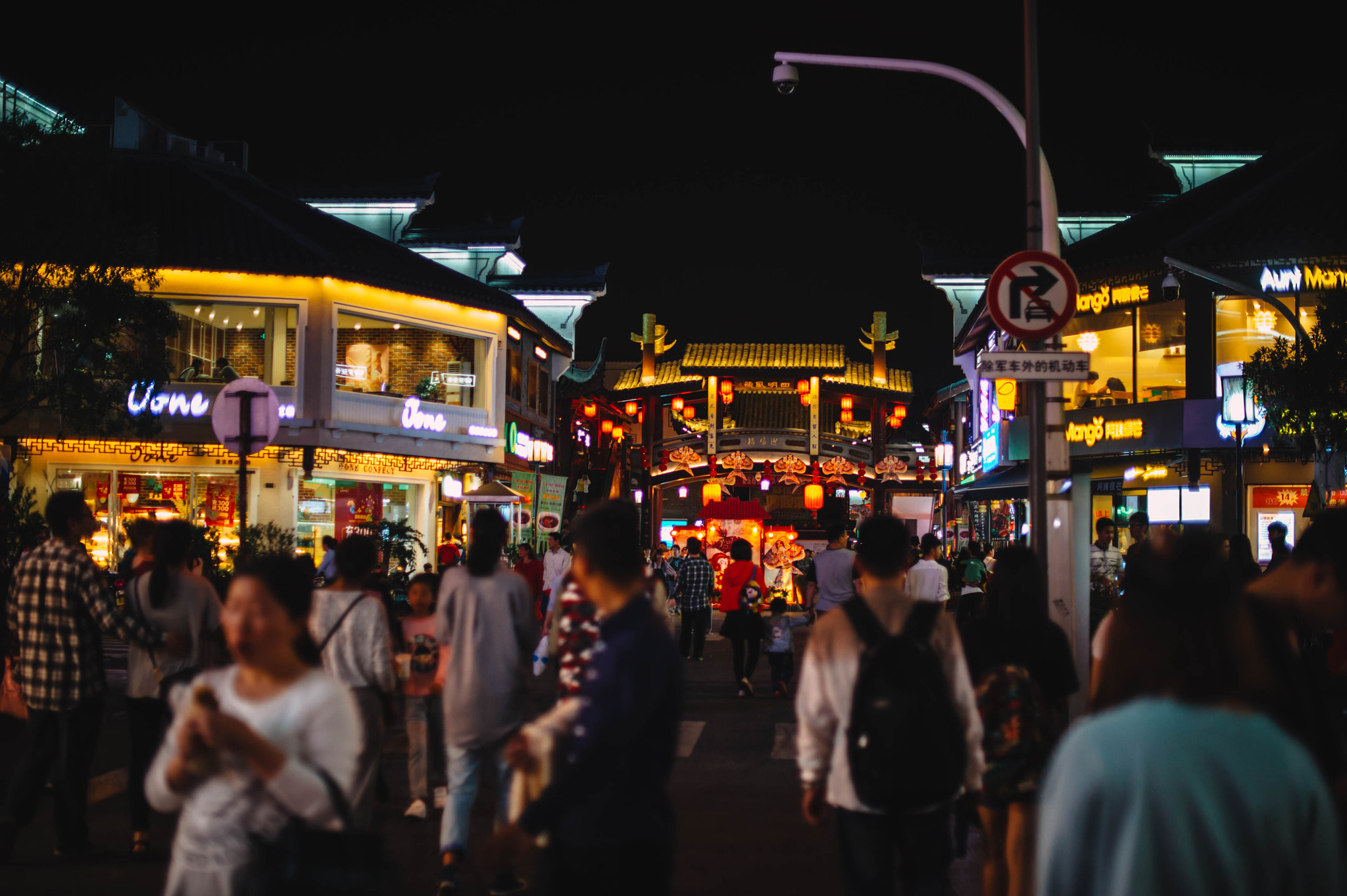 Nikon D3S + Nikon AF-S Nikkor 50mm F1.4G sample photo. Crowd photography