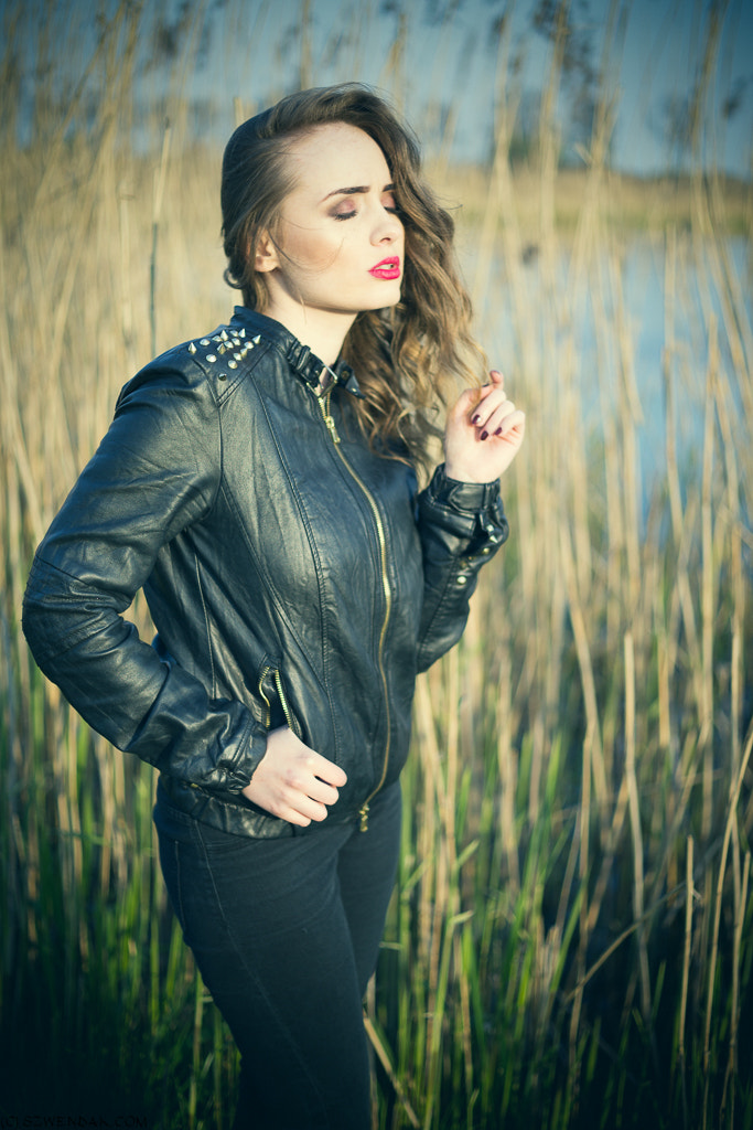Canon EOS-1D X + ZEISS Makro-Planar T* 50mm F2 sample photo. Edyta at the lake photography