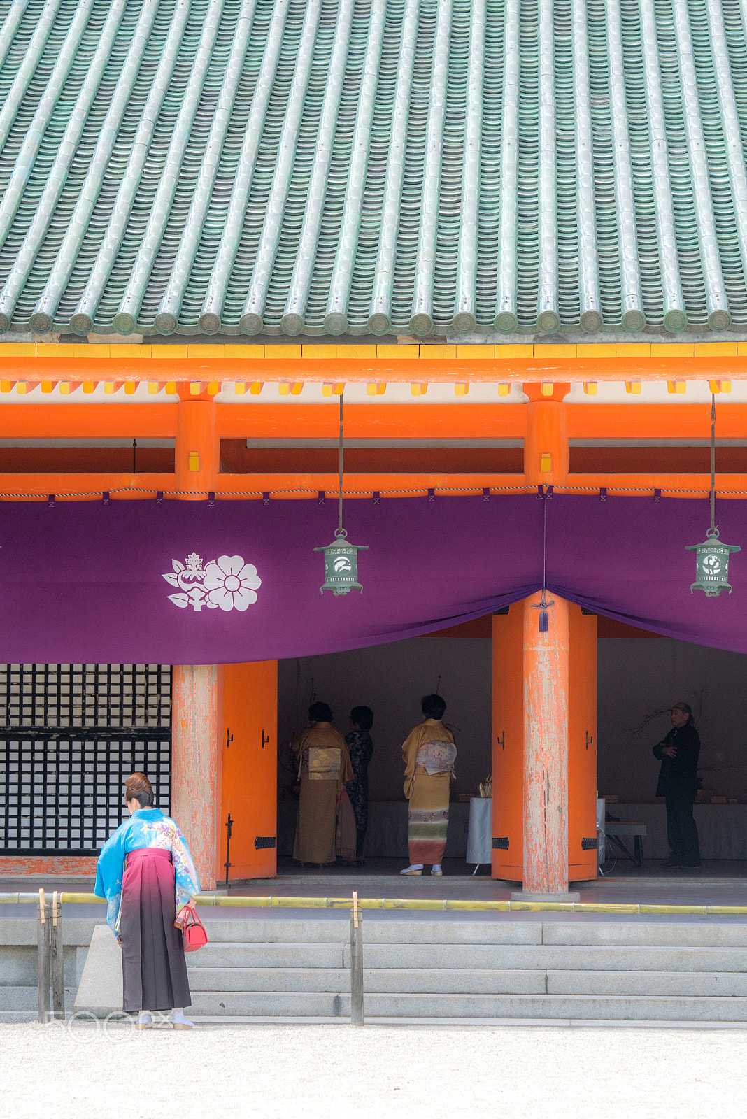 Panasonic Lumix DMC-GX7 + Olympus M.Zuiko Digital 45mm F1.8 sample photo. Kimono girl at heian shrine in japan photography