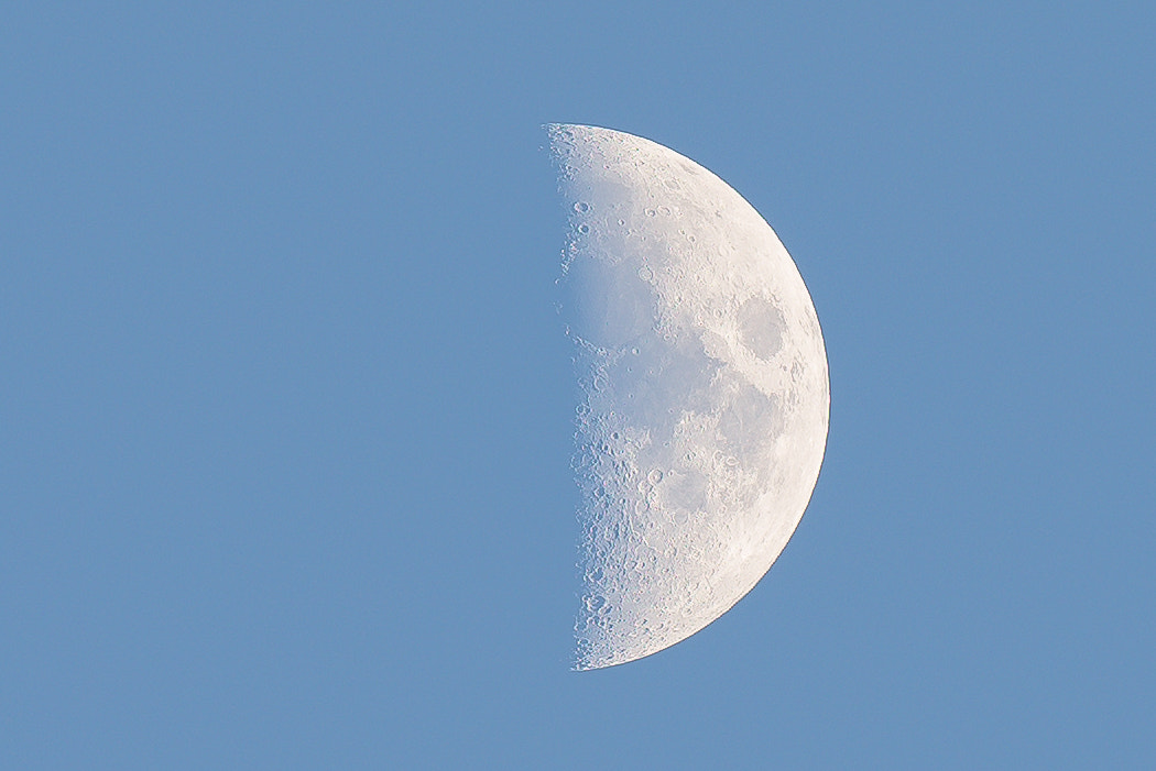 Nikon D810 + Nikon AF-S Nikkor 200mm F2G ED VR II sample photo. Moon photography