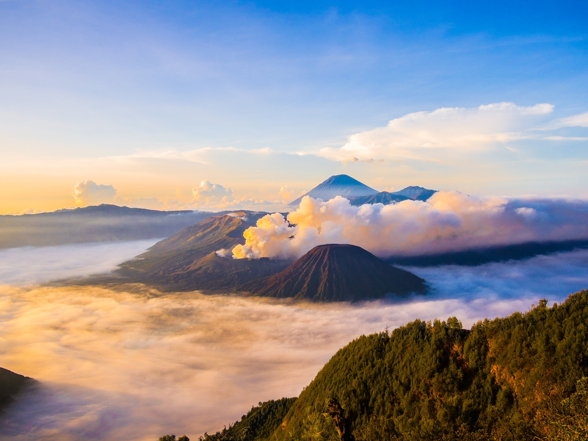 Olympus OM-D E-M5 + Panasonic Lumix G 14mm F2.5 ASPH sample photo. Bromo sunrise photography