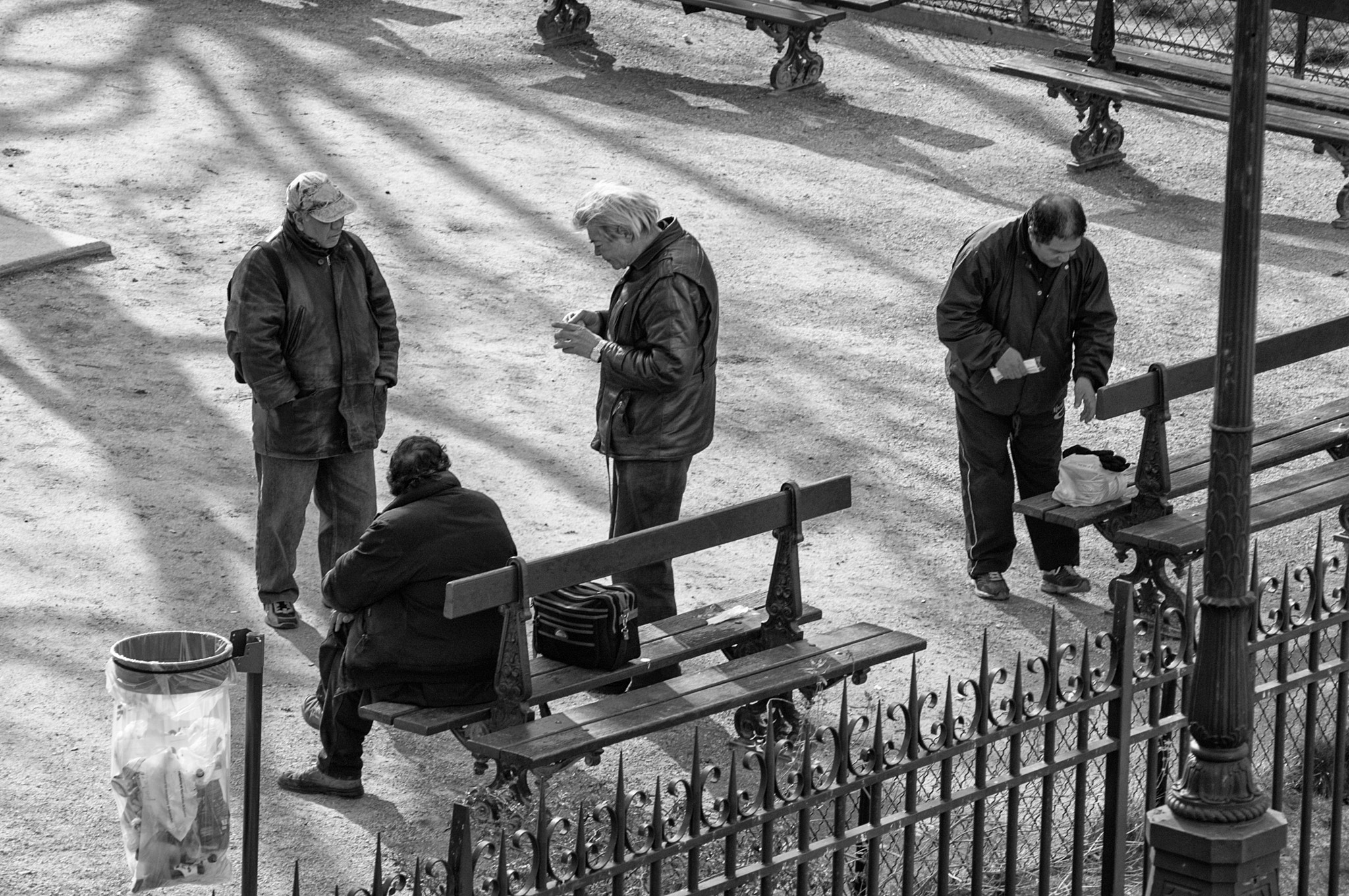 Nikon D70 + AF Nikkor 70-210mm f/4-5.6 sample photo. Men in le square emile chautemps, paris photography