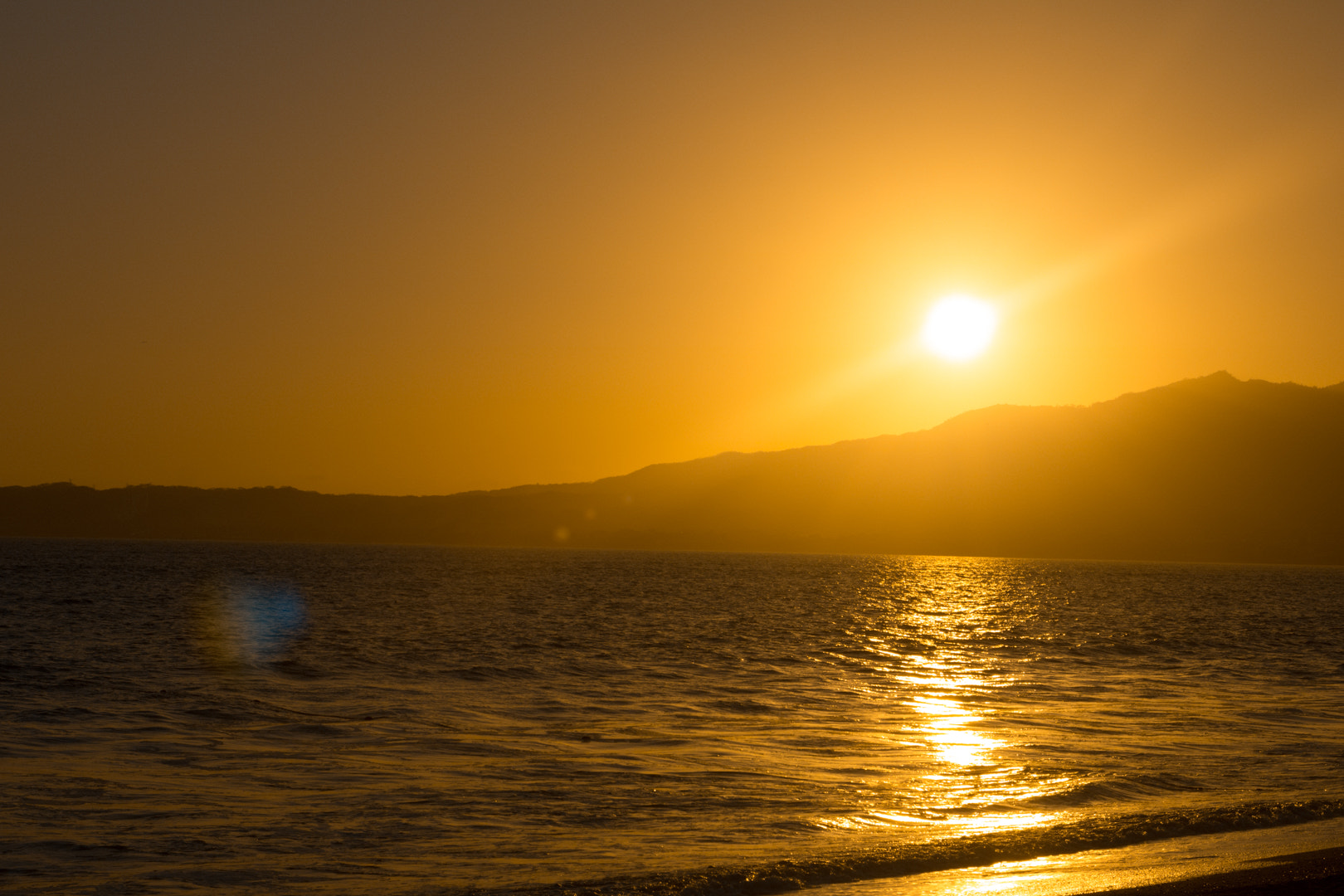 Canon EOS 760D (EOS Rebel T6s / EOS 8000D) + Sigma 24-70mm F2.8 EX DG Macro sample photo. Golden sunset at puerto valalrta photography