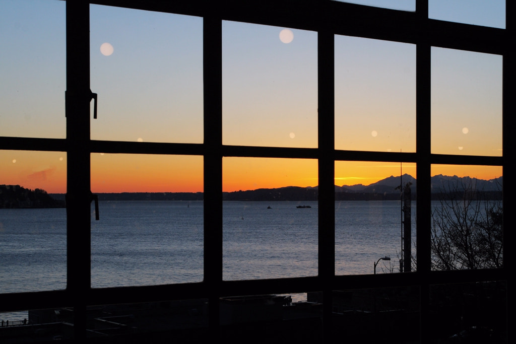 Canon EOS 400D (EOS Digital Rebel XTi / EOS Kiss Digital X) sample photo. Seattle sunset outside windows photography