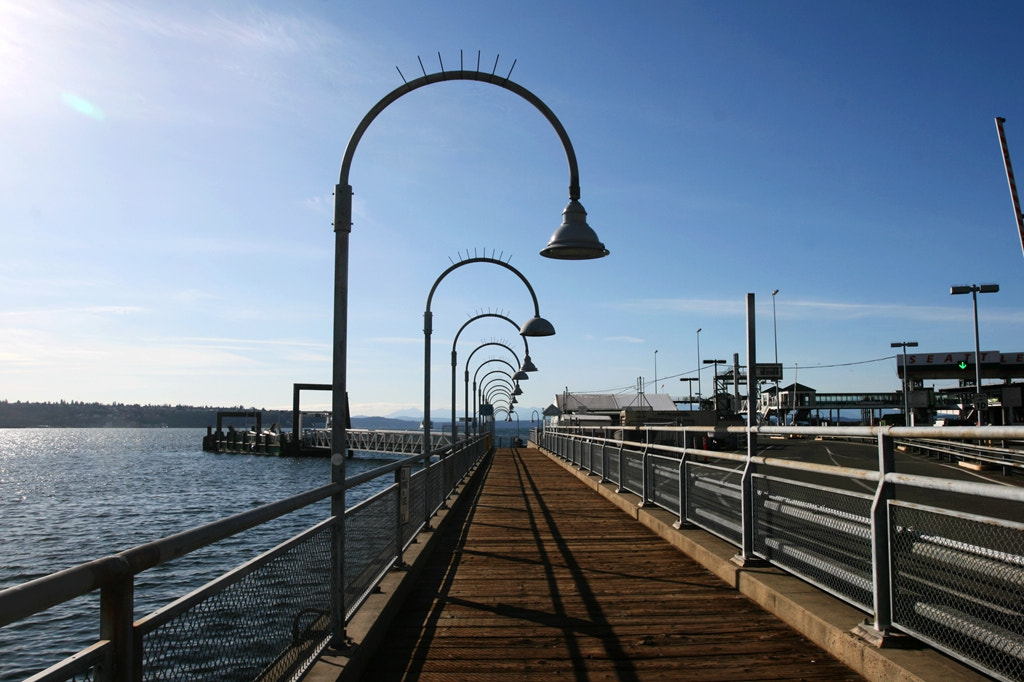 Canon EOS 400D (EOS Digital Rebel XTi / EOS Kiss Digital X) sample photo. Street lamp at pier photography