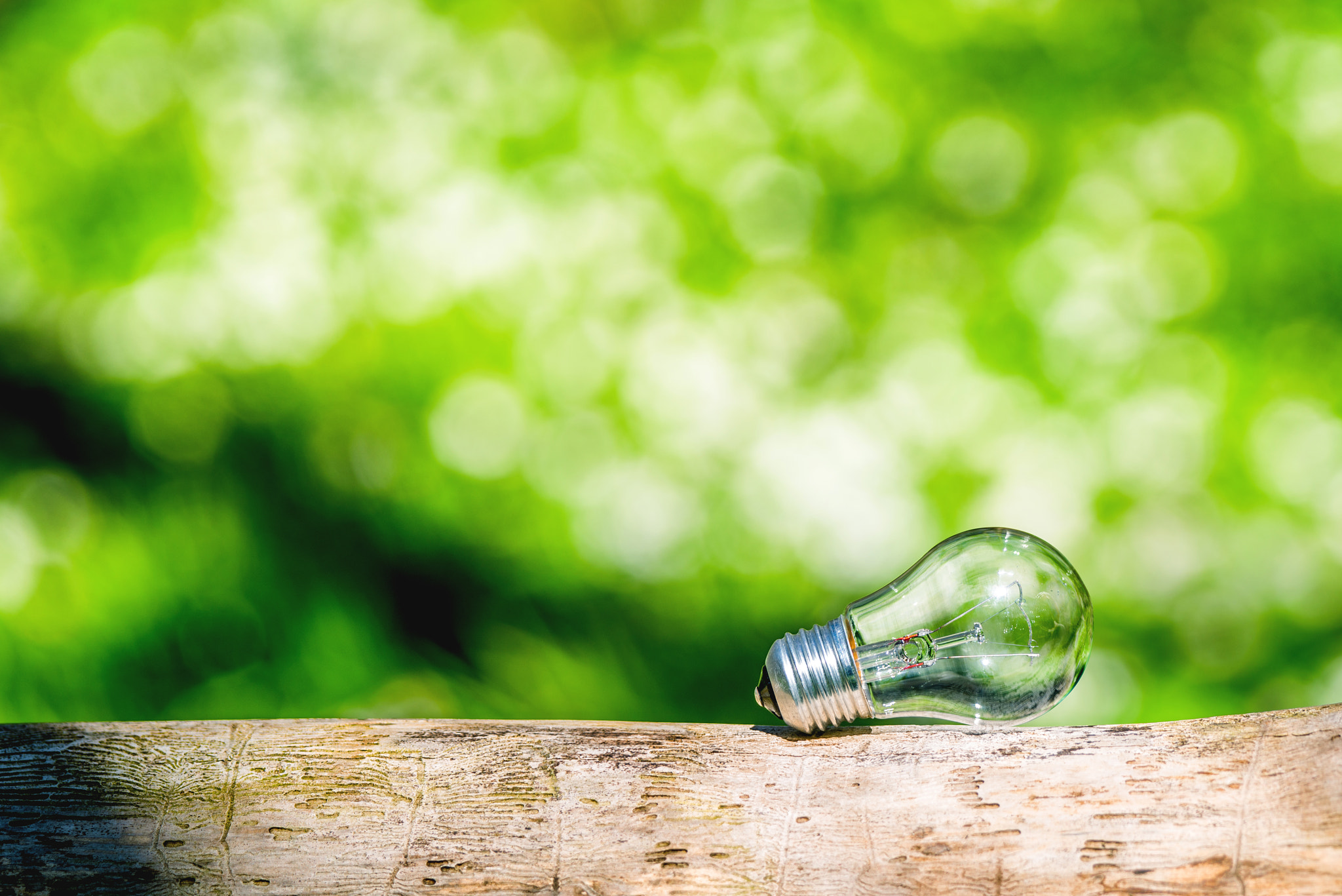 Sony 70-400mm F4-5.6 G SSM II sample photo. Lightbulb in bright light photography