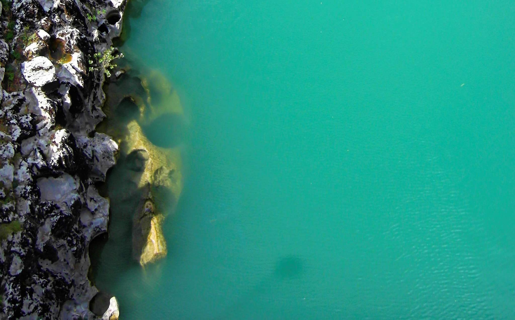 Samsung NV100HD, VLUU NV100HD, LANDIAO NV100HD, TL34HD sample photo. Rocks in the river photography