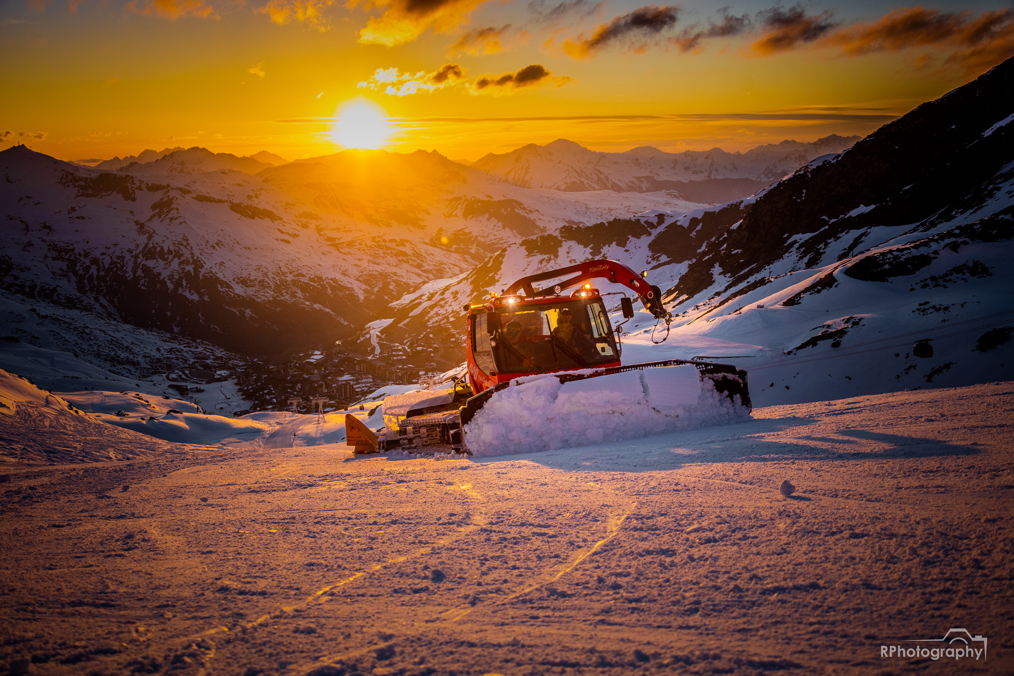 Canon EOS 5DS R + Canon EF 28-300mm F3.5-5.6L IS USM sample photo. Golden sunset val thorens photography