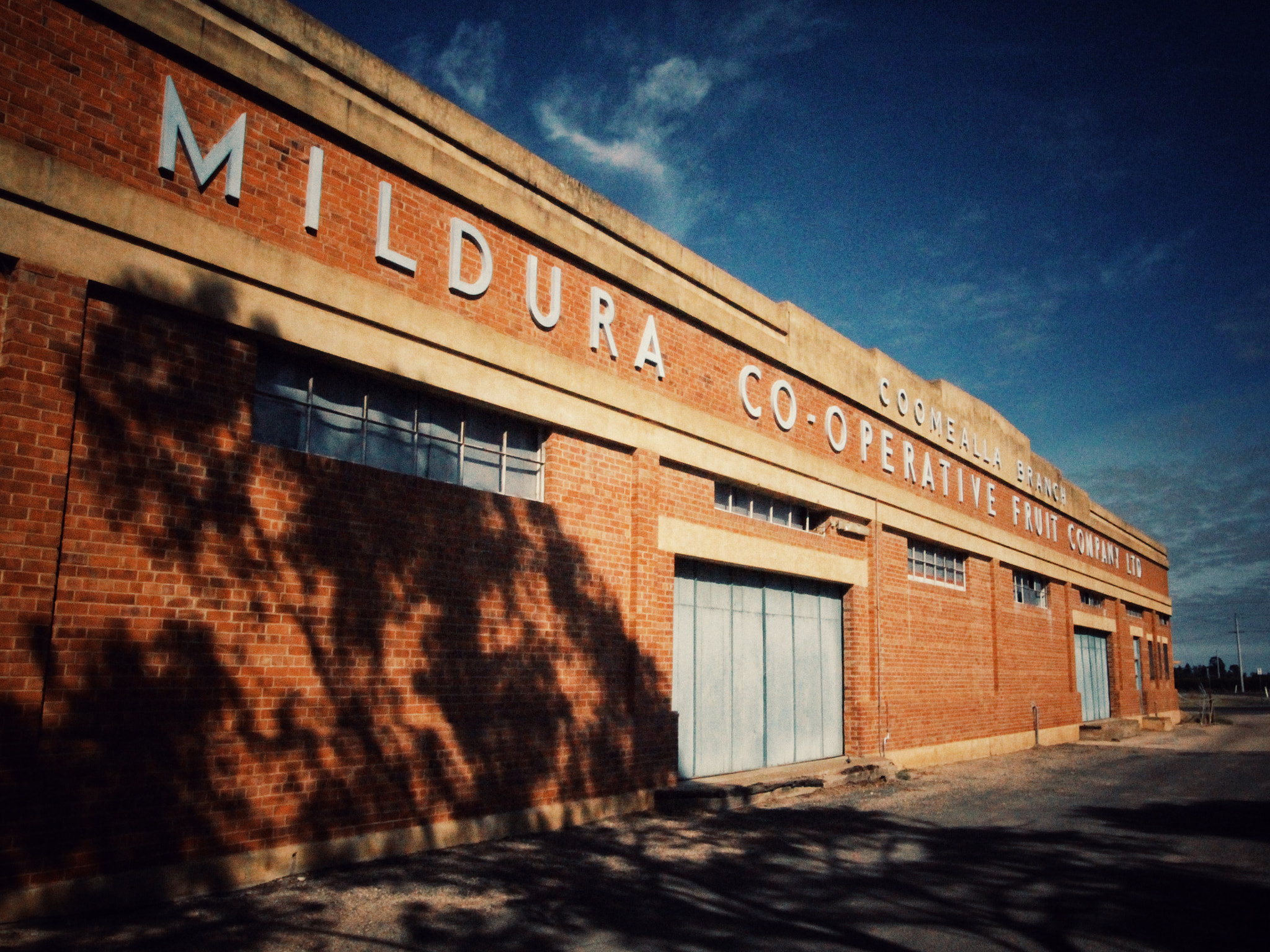 Canon EOS 650D (EOS Rebel T4i / EOS Kiss X6i) + Canon EF-S 10-22mm F3.5-4.5 USM sample photo. Old fruit cooperative building photography