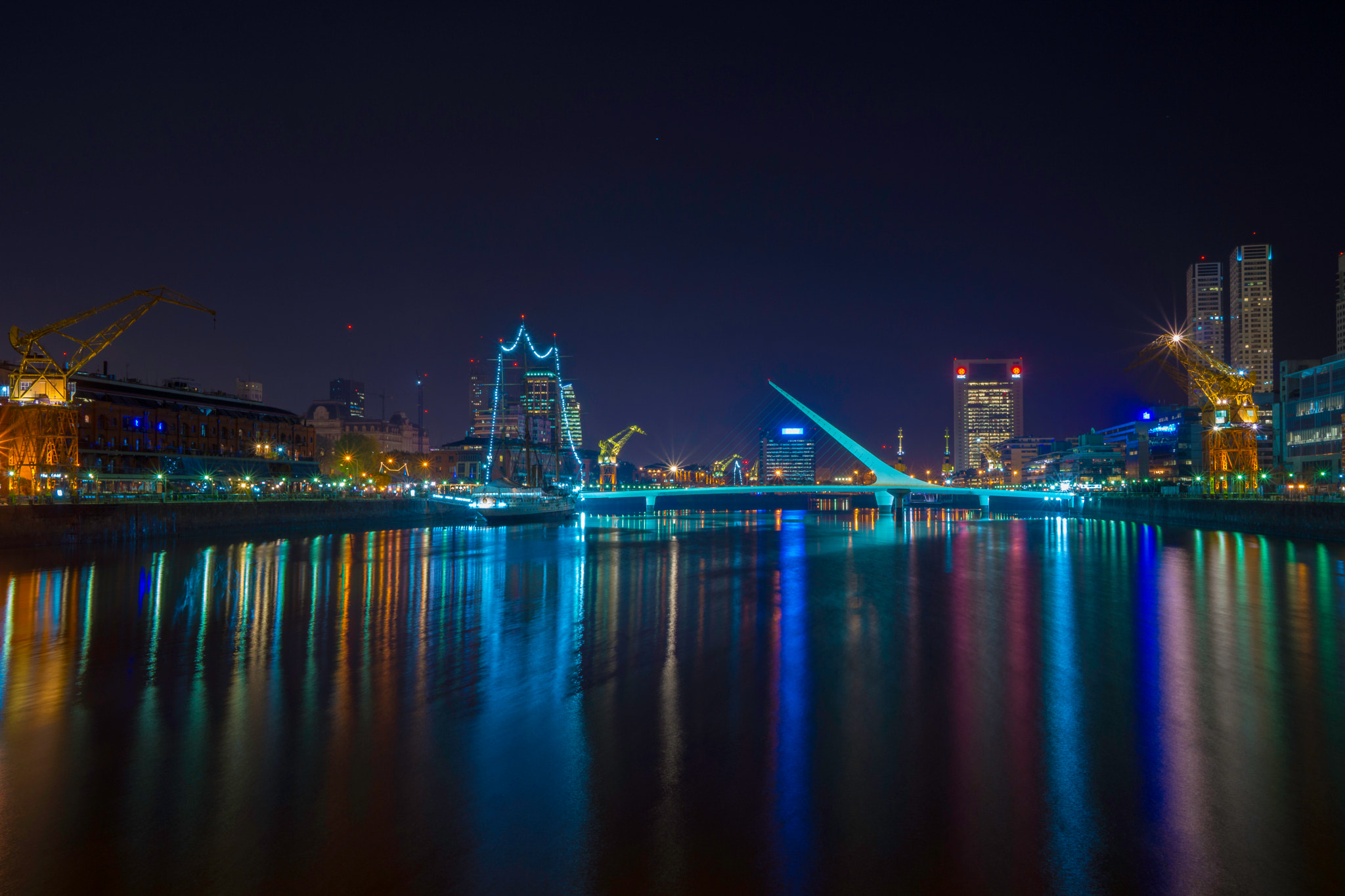 Sony Alpha NEX-7 + Sony Sonnar T* E 24mm F1.8 ZA sample photo. Notturno di puerto madero photography