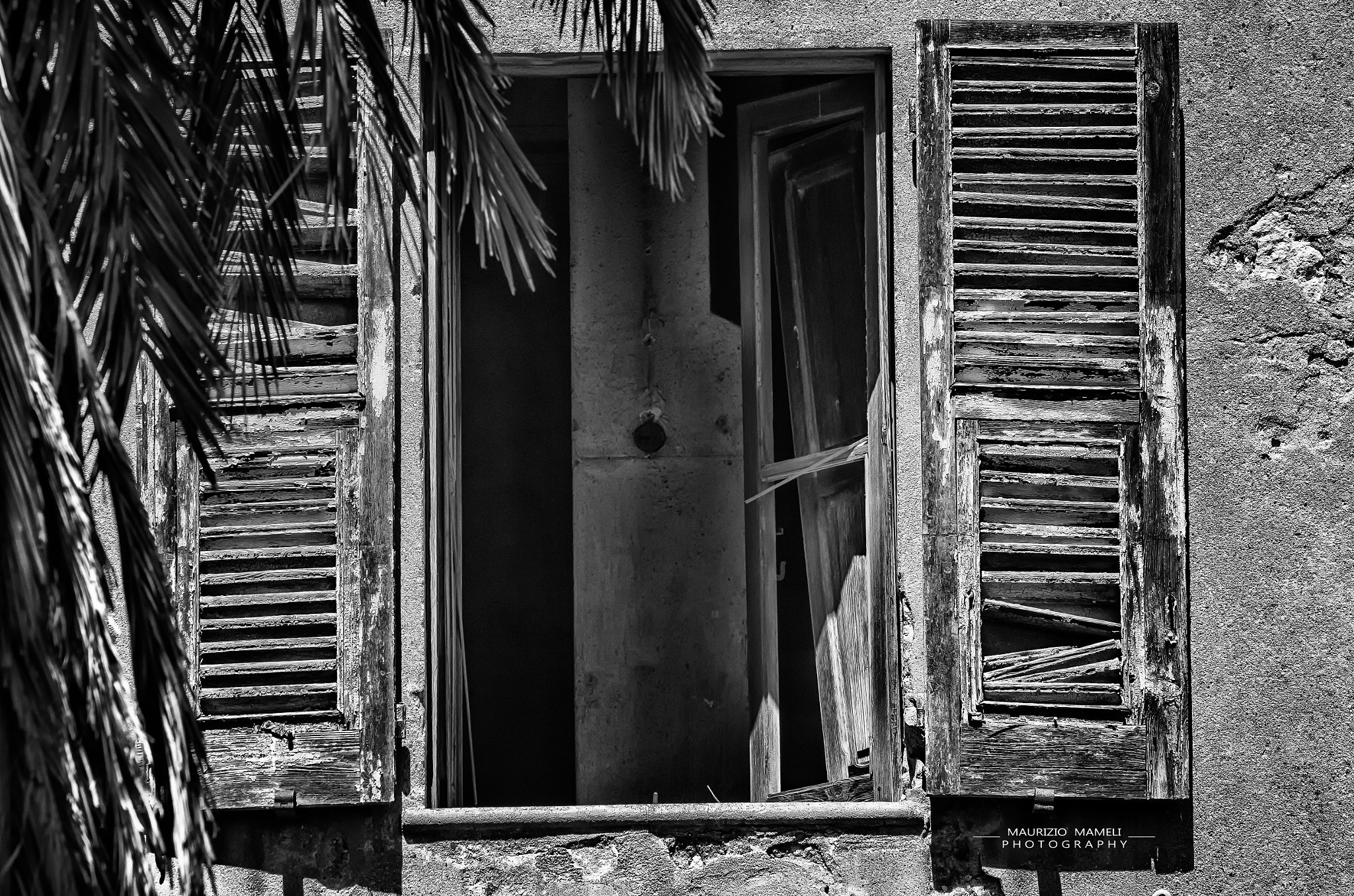 Sigma 150-500mm F5-6.3 DG OS HSM sample photo. Old window photography