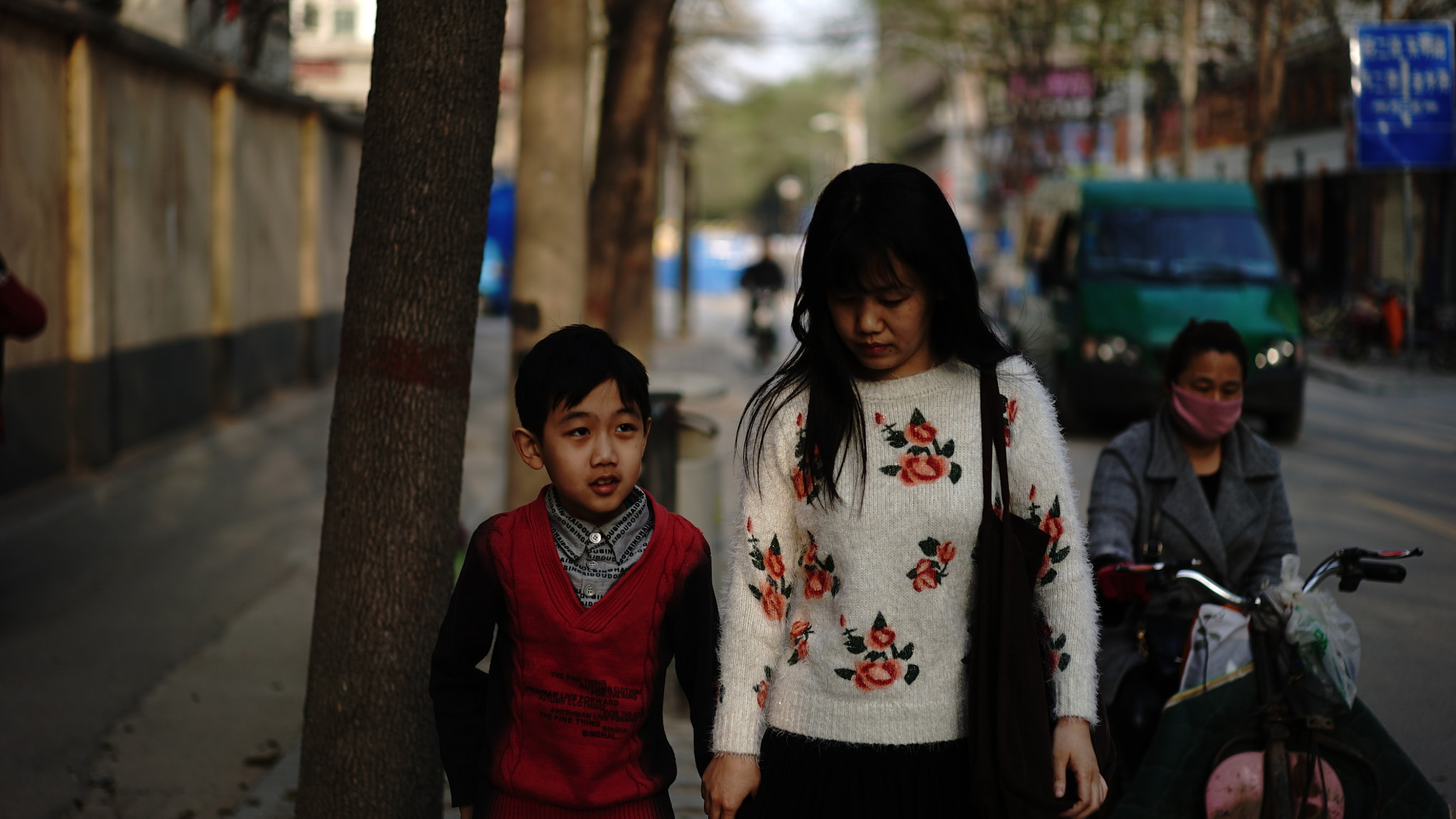 Sony Sonnar T* FE 55mm F1.8 ZA sample photo. Street mom and son photography