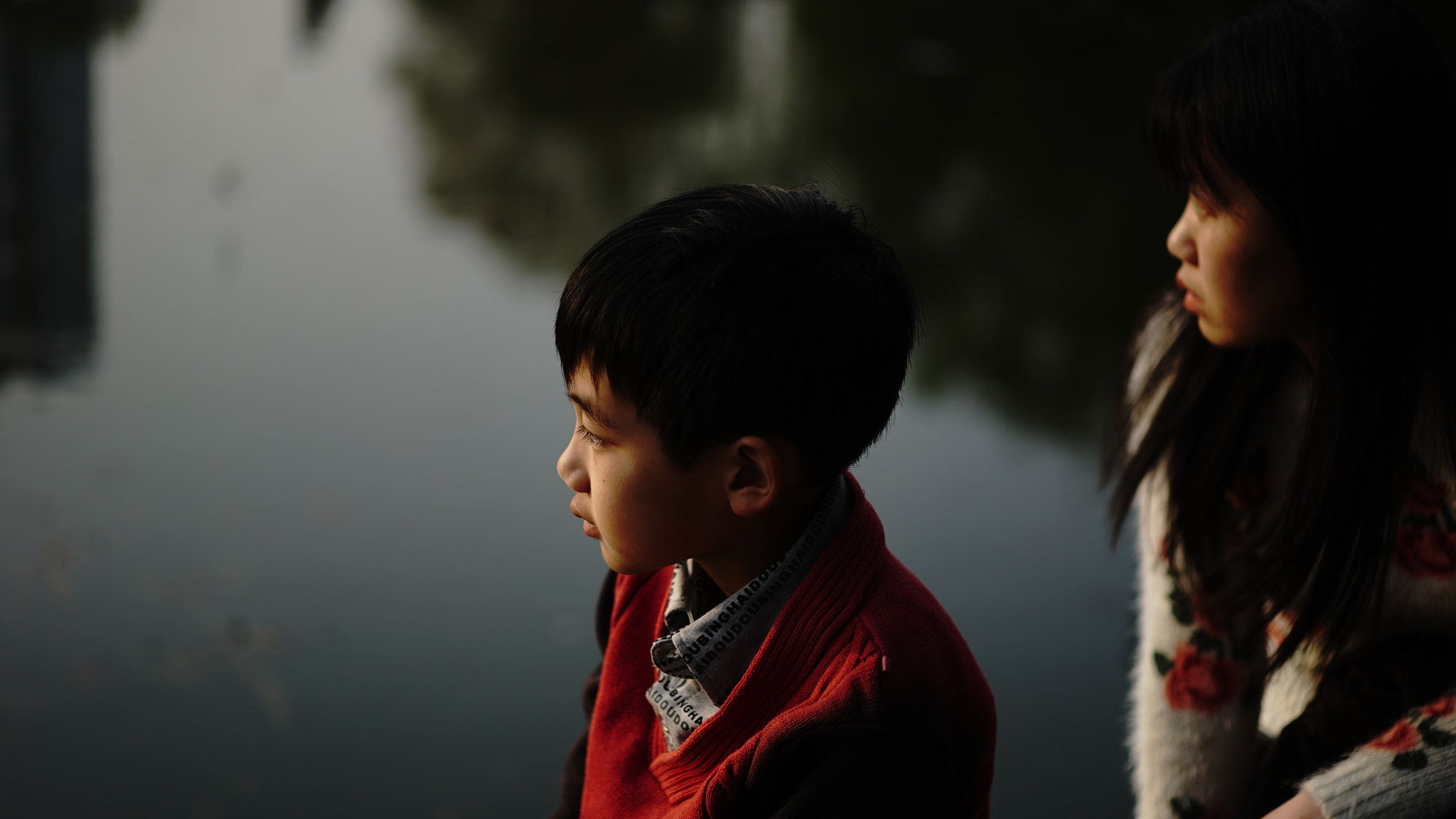 Sony a7S + Sony Sonnar T* FE 55mm F1.8 ZA sample photo. Street mom and son photography