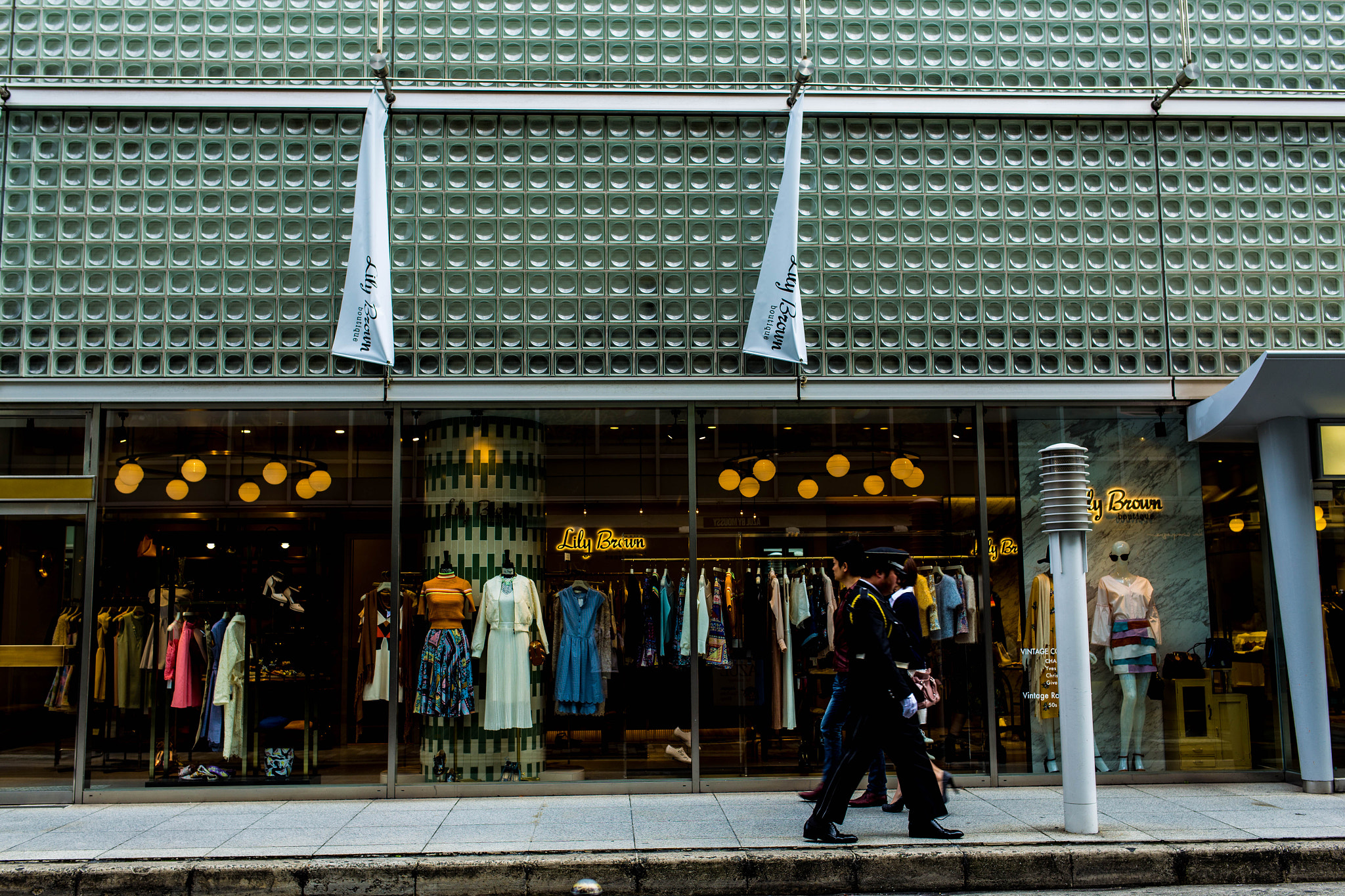 Canon EOS 6D + ZEISS Distagon T* 35mm F1.4 sample photo. Shop window photography