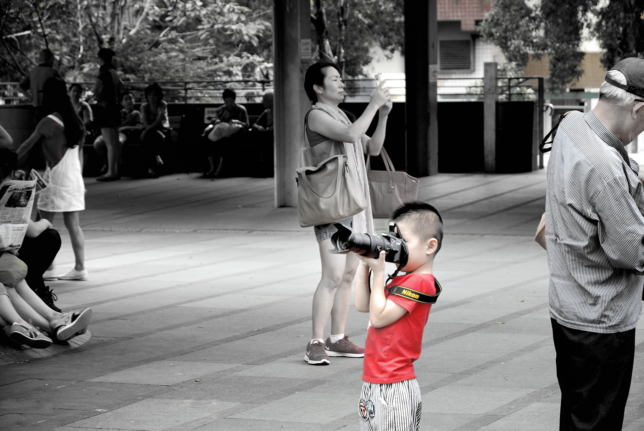 Nikon D80 sample photo. 玩相机的小孩 photography