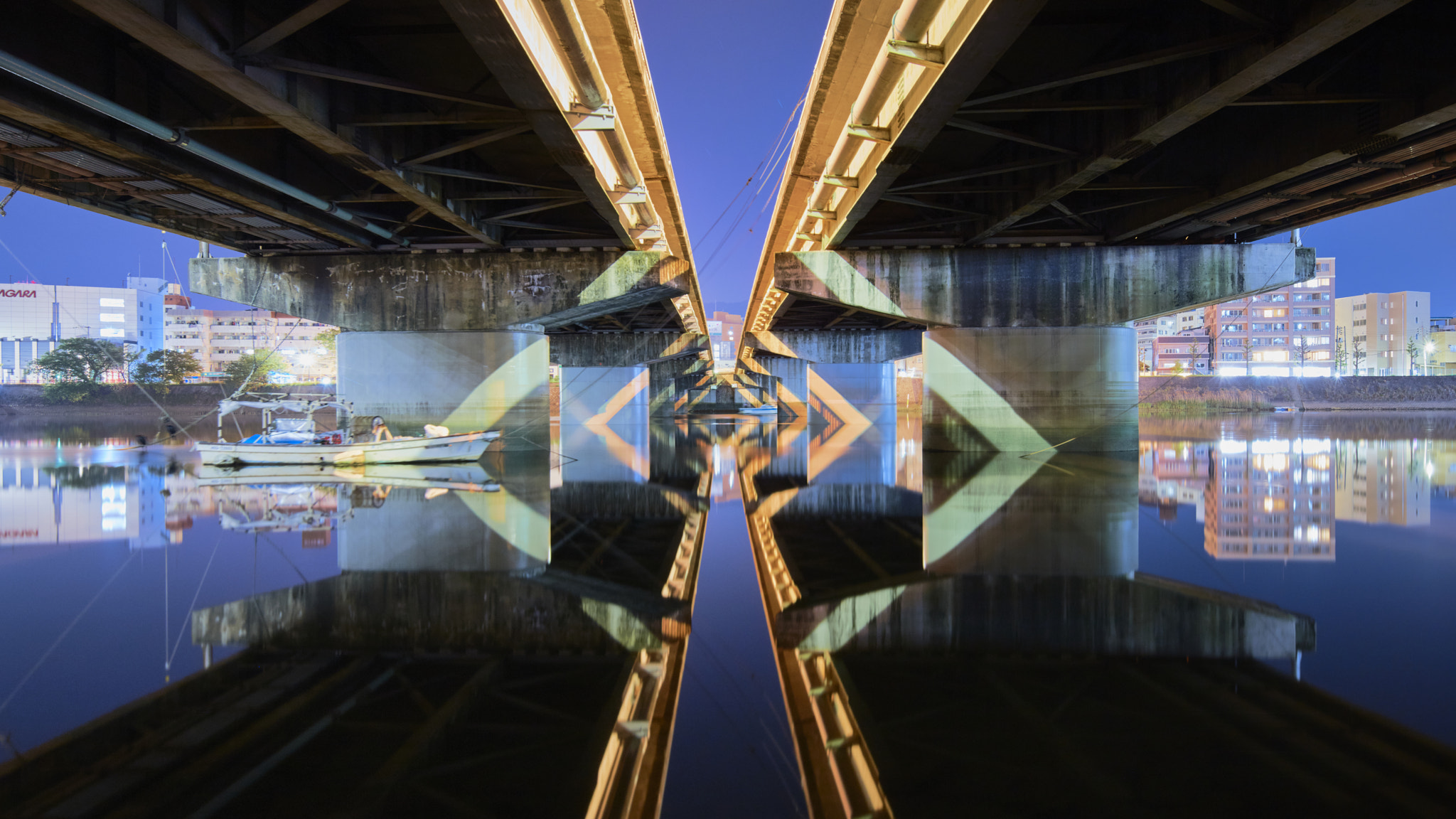 Canon EOS 5DS R + Canon TS-E 17mm F4L Tilt-Shift sample photo. Night river. photography