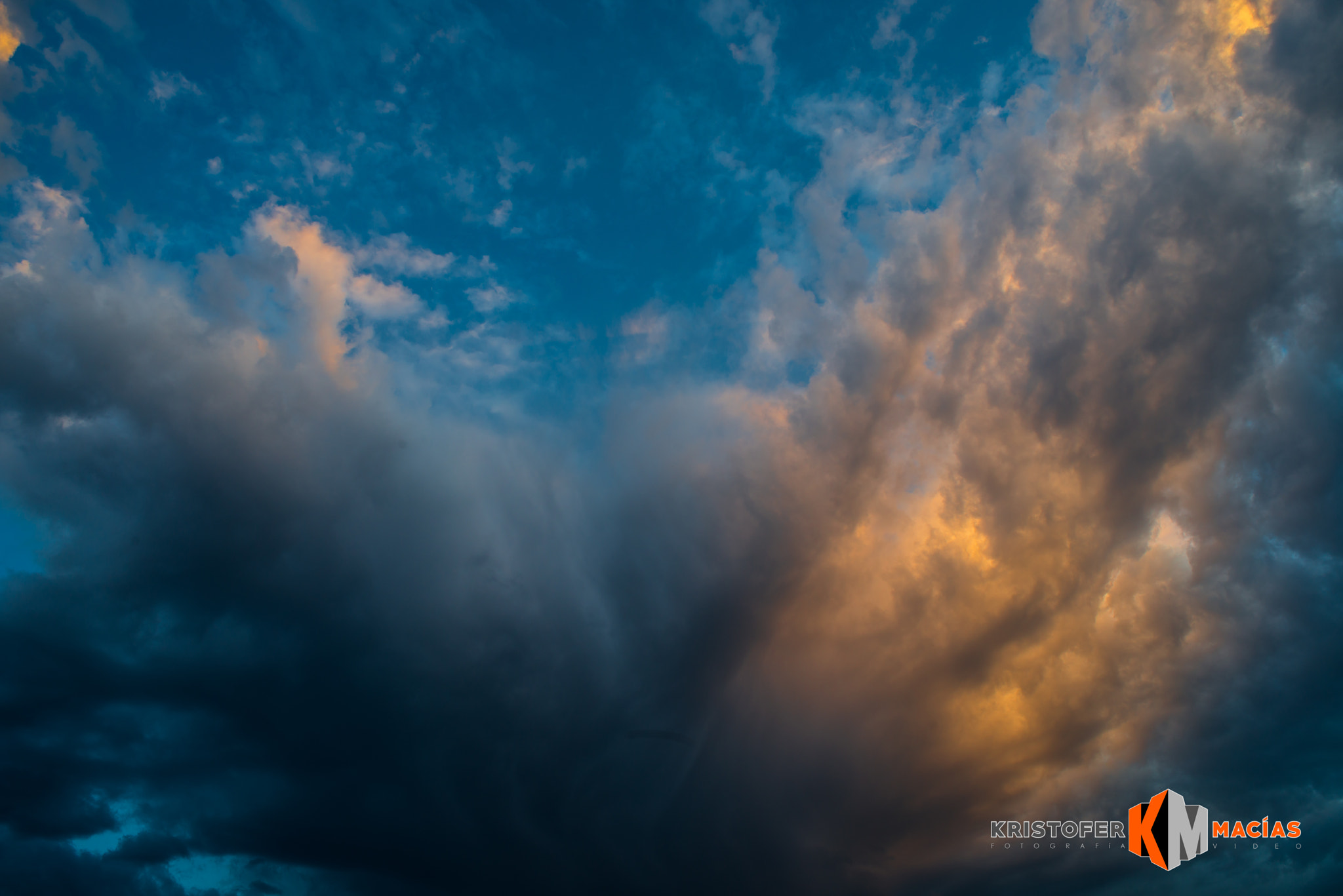 Nikon D800E + AF Nikkor 24mm f/2.8 sample photo. Oro en las nubes 1/2 photography