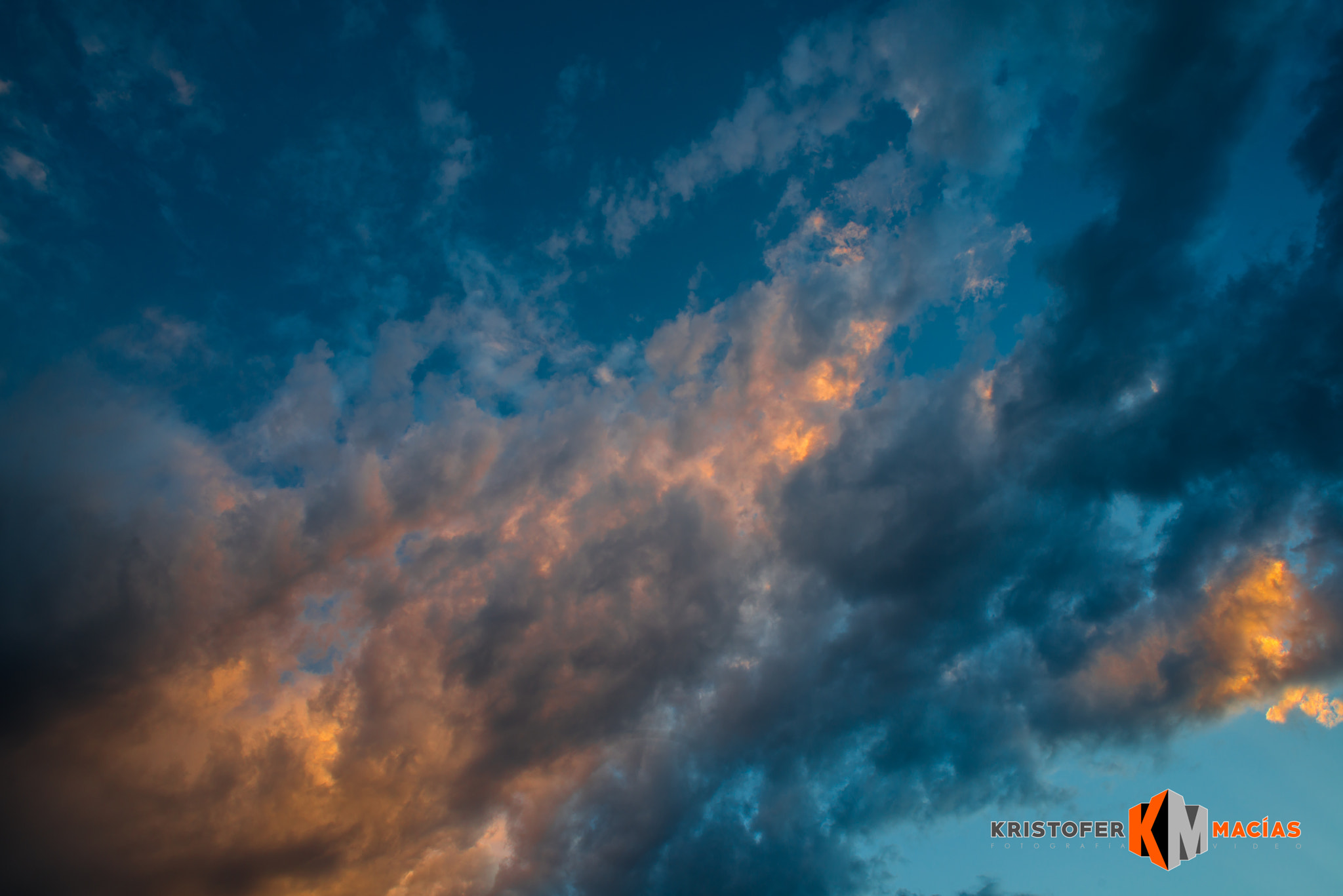 Nikon D800E + AF Nikkor 24mm f/2.8 sample photo. Oro en las nubes 2/2 photography