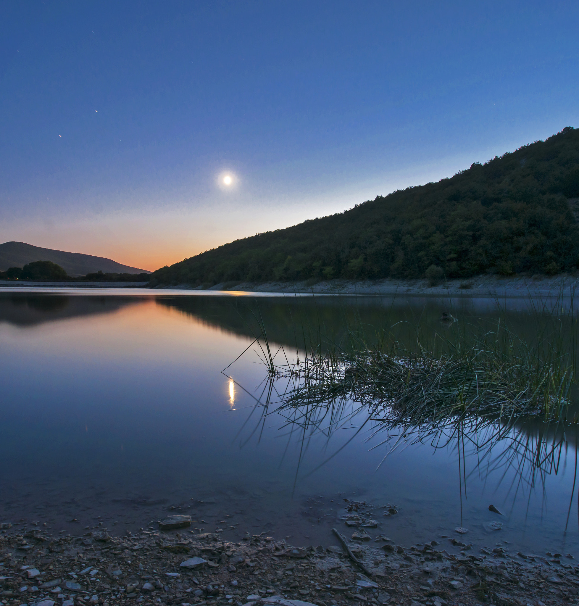 Nikon AF-S Nikkor 17-35mm F2.8D ED-IF sample photo. Moon over the lake photography