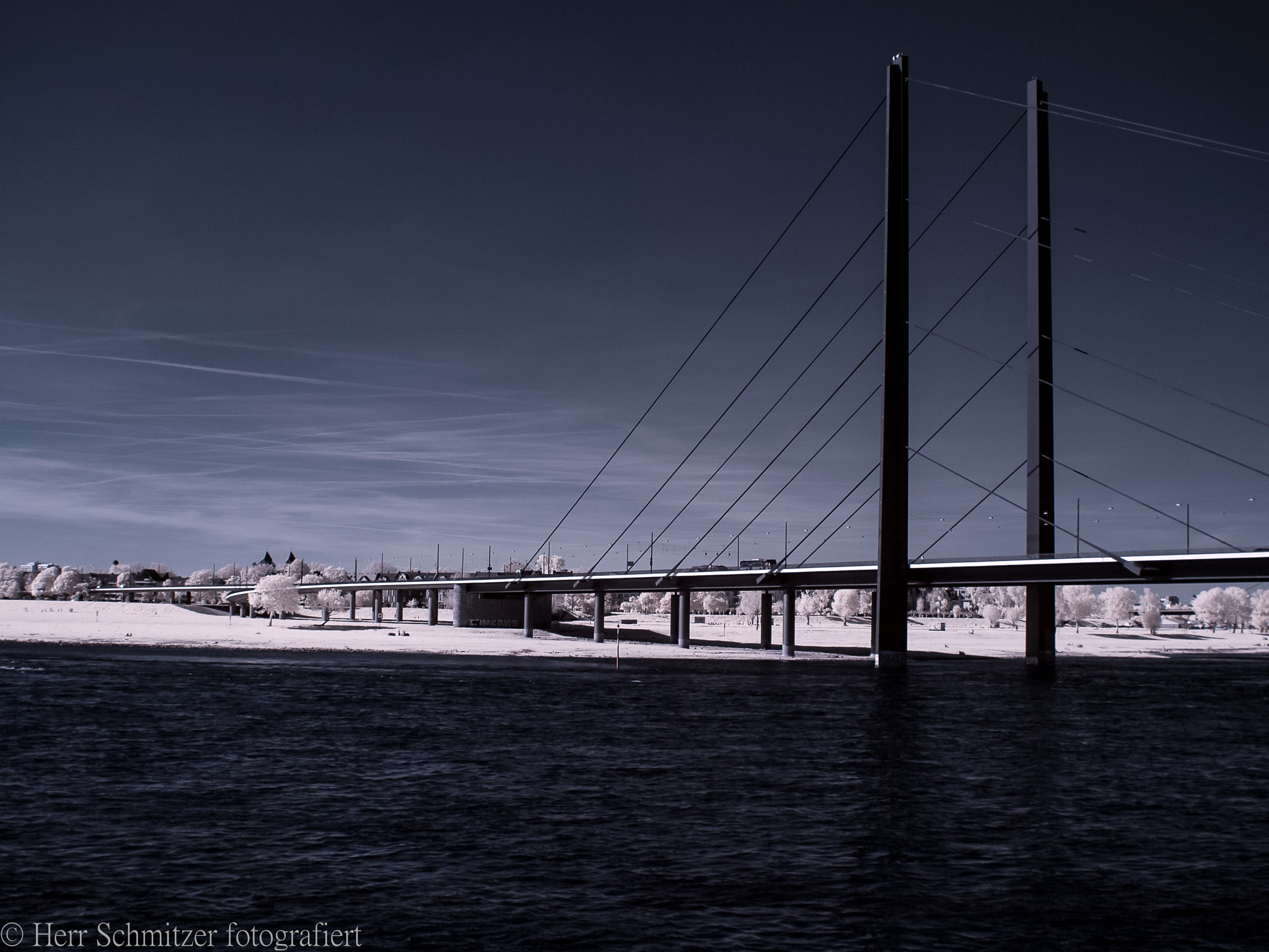 Olympus E-520 (EVOLT E-520) + Olympus Zuiko Digital 25mm F2.8 Pancake sample photo. Düsseldorf, infrared pic photography