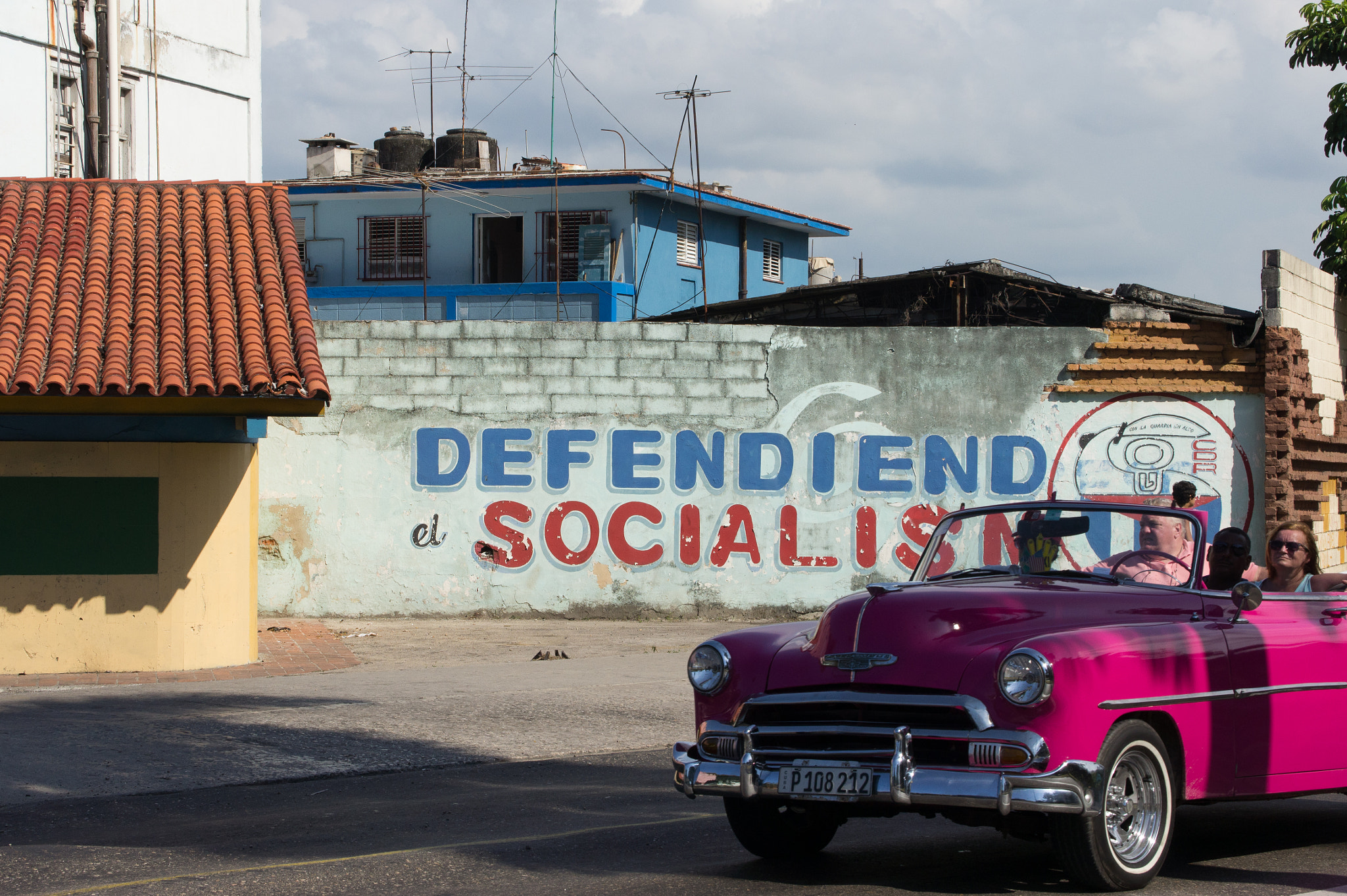 Sony E 18-200mm F3.5-6.3 OSS sample photo. Streets of cuba photography