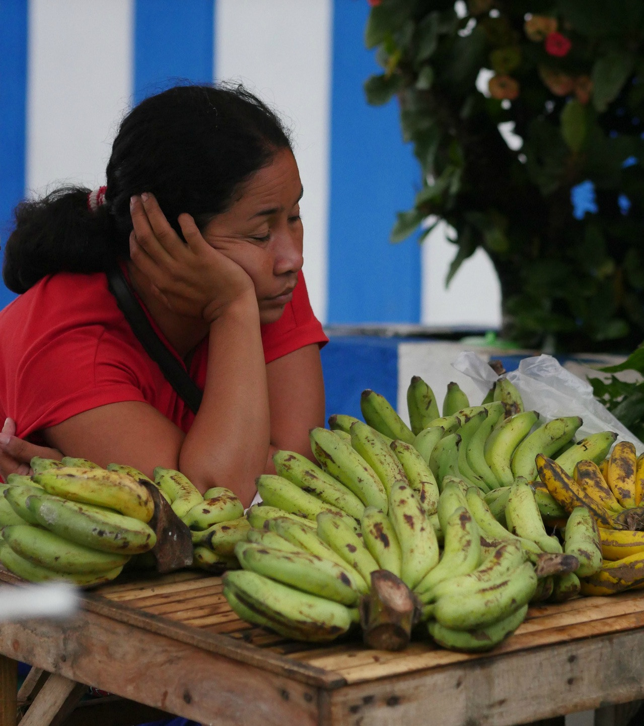 Panasonic Lumix DMC-GH4 + Olympus M.Zuiko Digital ED 75mm F1.8 sample photo. Bali market worker 2 photography