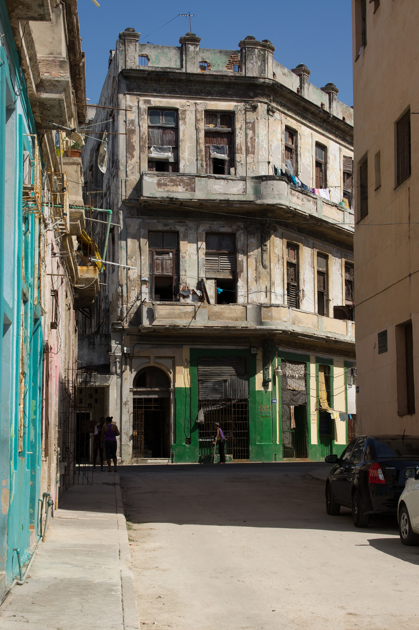 Sony E 18-200mm F3.5-6.3 OSS sample photo. Streets of cuba photography