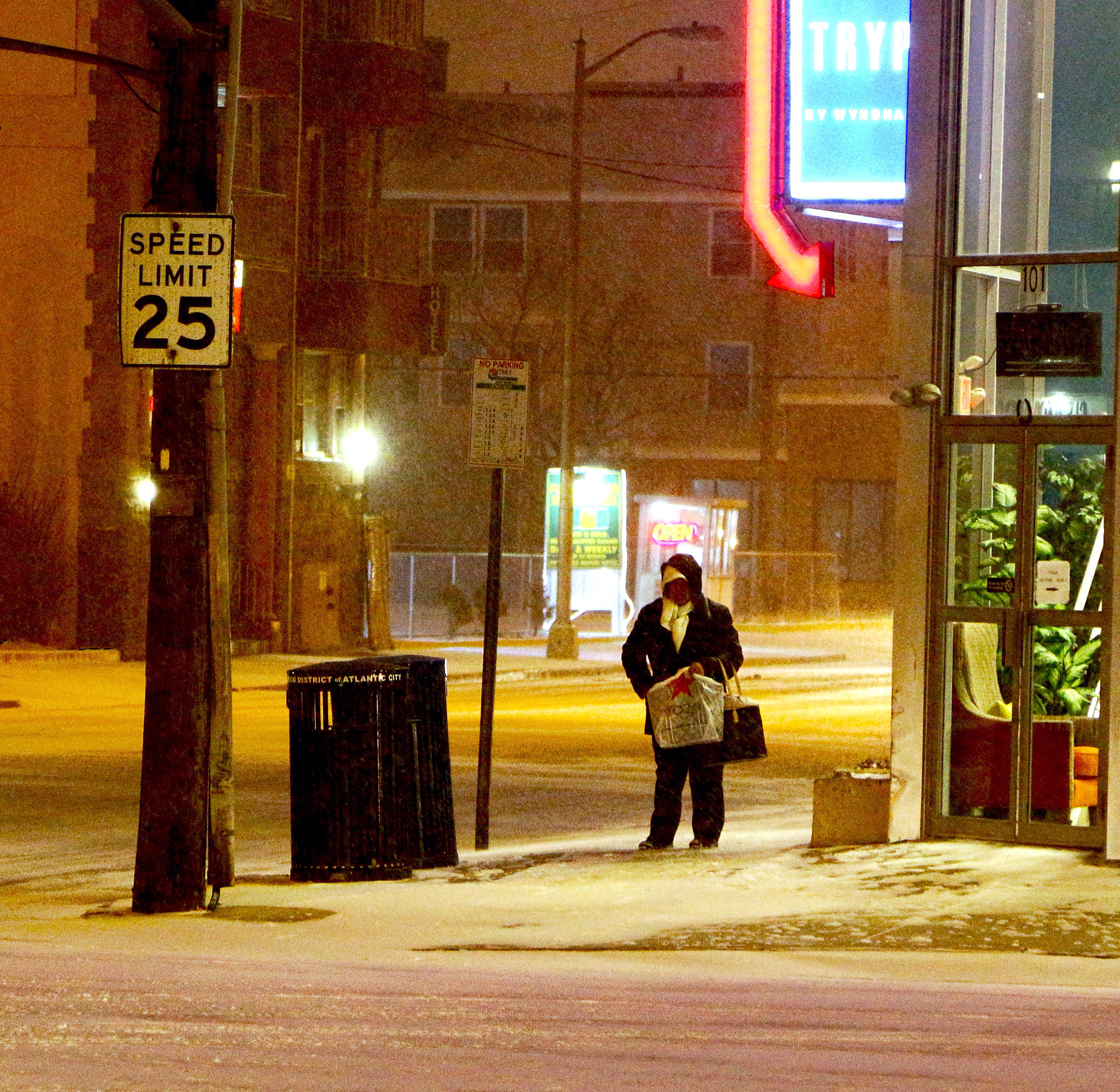 Canon EOS 650D (EOS Rebel T4i / EOS Kiss X6i) sample photo. Night, snow, waiting for jitney( small bus) photography