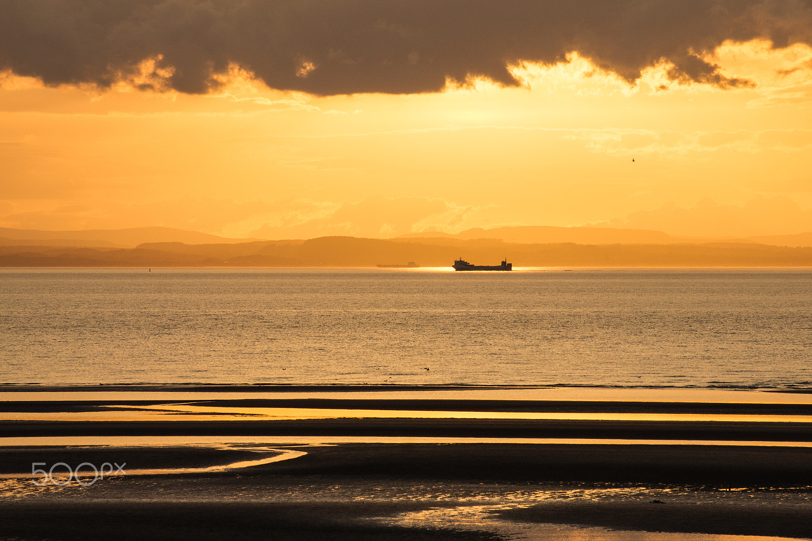 Sony Alpha DSLR-A550 + Sony DT 55-300mm F4.5-5.6 SAM sample photo. Sunset and ships photography