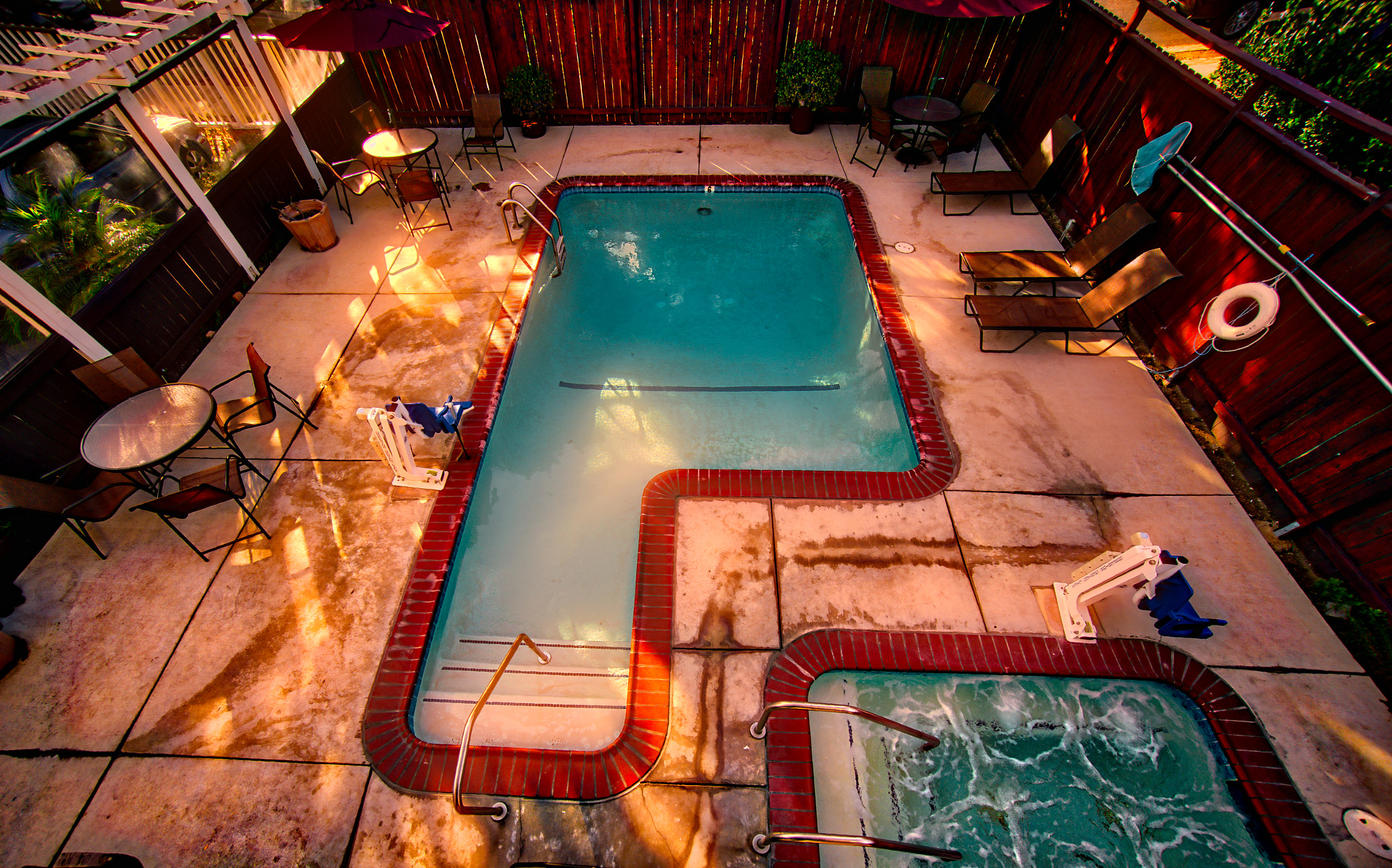 Sony E 10-18mm F4 OSS sample photo. Little motel pool photography