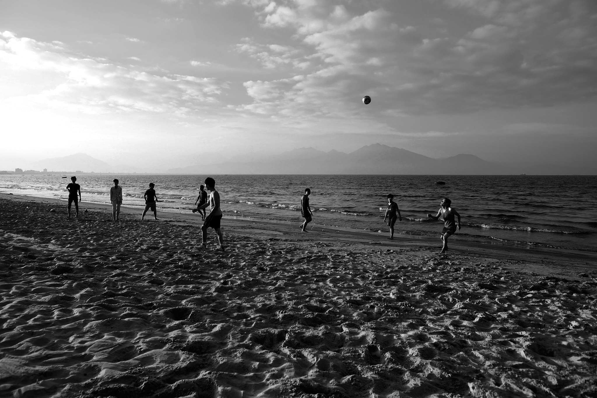 Sony Alpha a99 sample photo. 海边玩球 photography