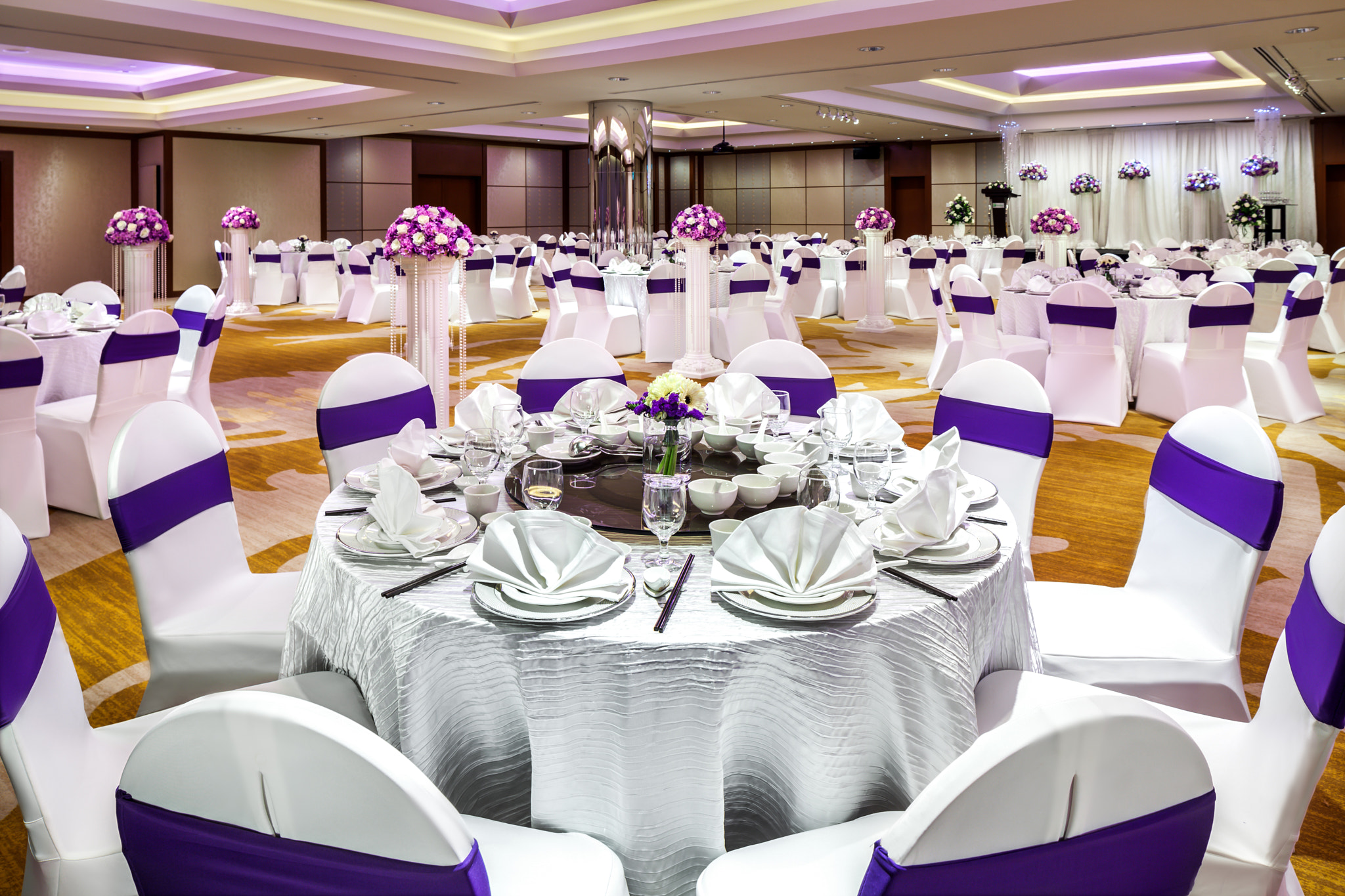 Canon EOS 5D Mark II + Canon TS-E 24.0mm f/3.5 L II sample photo. Holiday inn atrium singapore atrium purple wedding photography