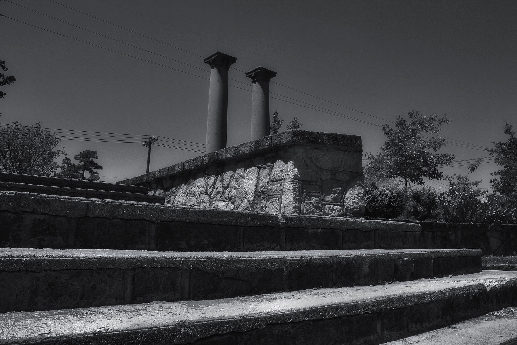 Canon EF-S 18-55mm F3.5-5.6 IS sample photo. The columns photography
