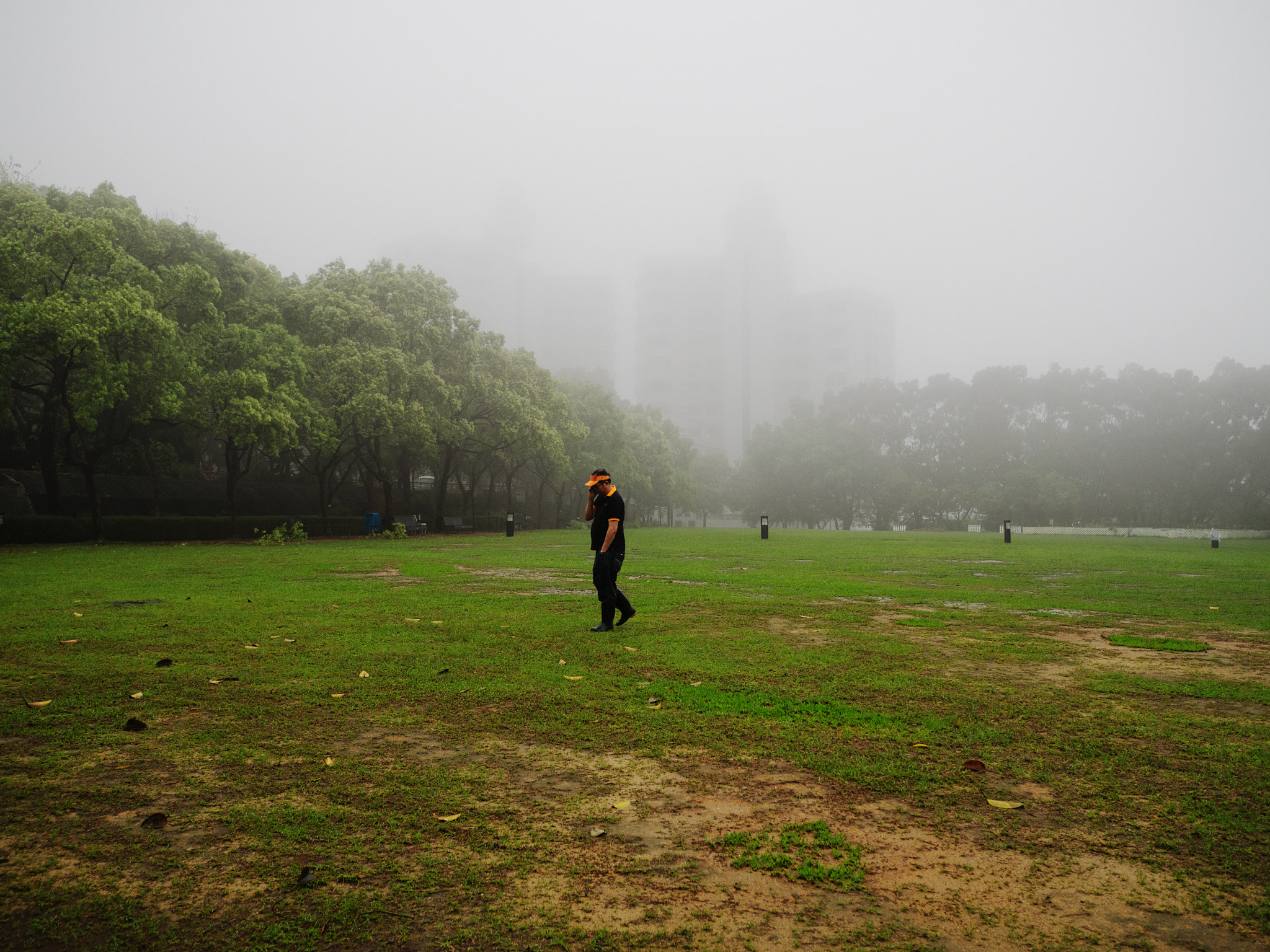 Olympus OM-D E-M5 II + LEICA DG SUMMILUX 15/F1.7 sample photo. Man on the phone photography