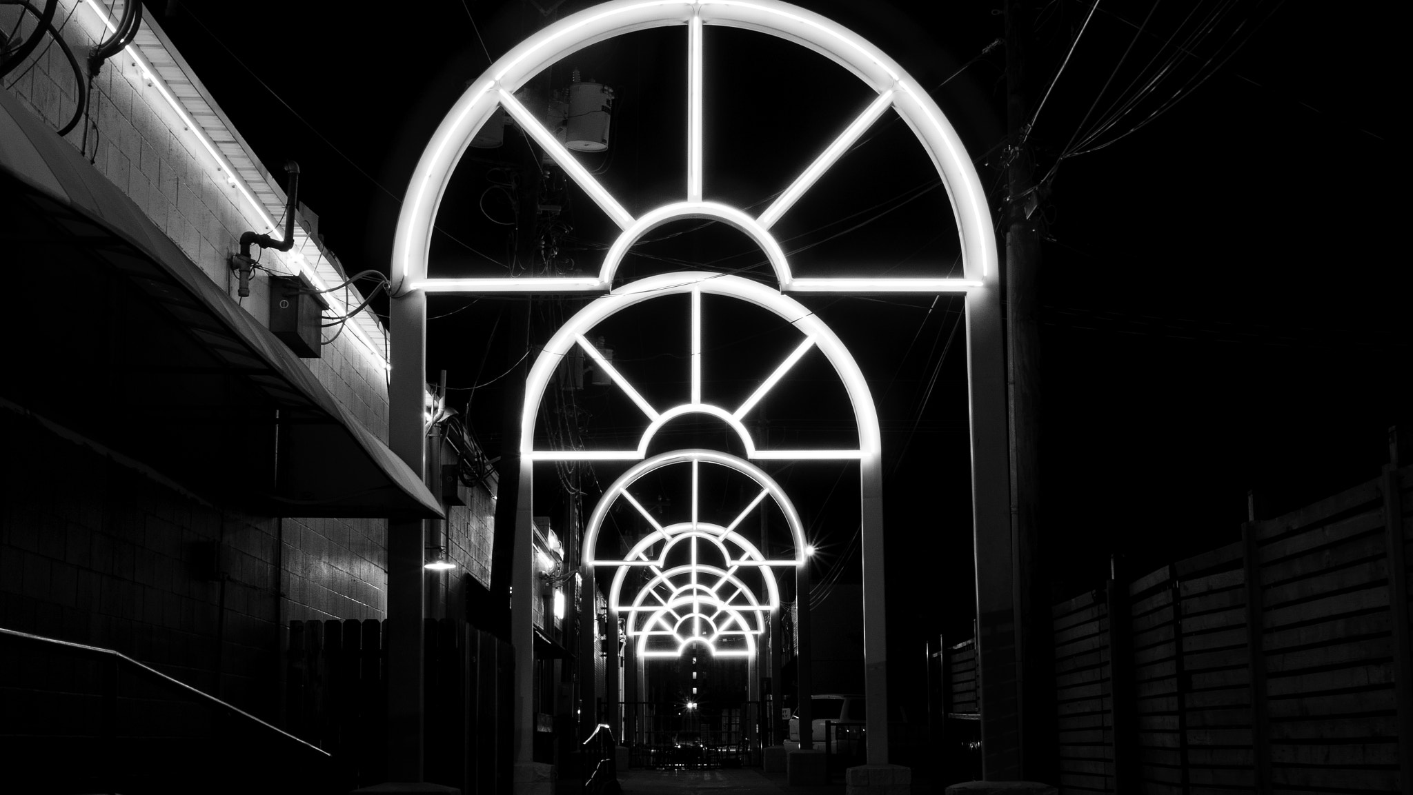Panasonic Lumix DMC-G7 + Panasonic Leica DG Summilux 25mm F1.4 II ASPH sample photo. Lit alley photography