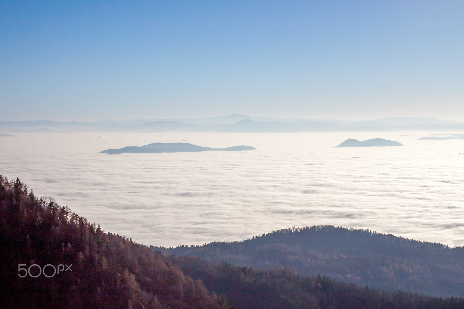 Canon EOS 500D (EOS Rebel T1i / EOS Kiss X3) + Canon EF 40mm F2.8 STM sample photo. View on mountains above clouds photography