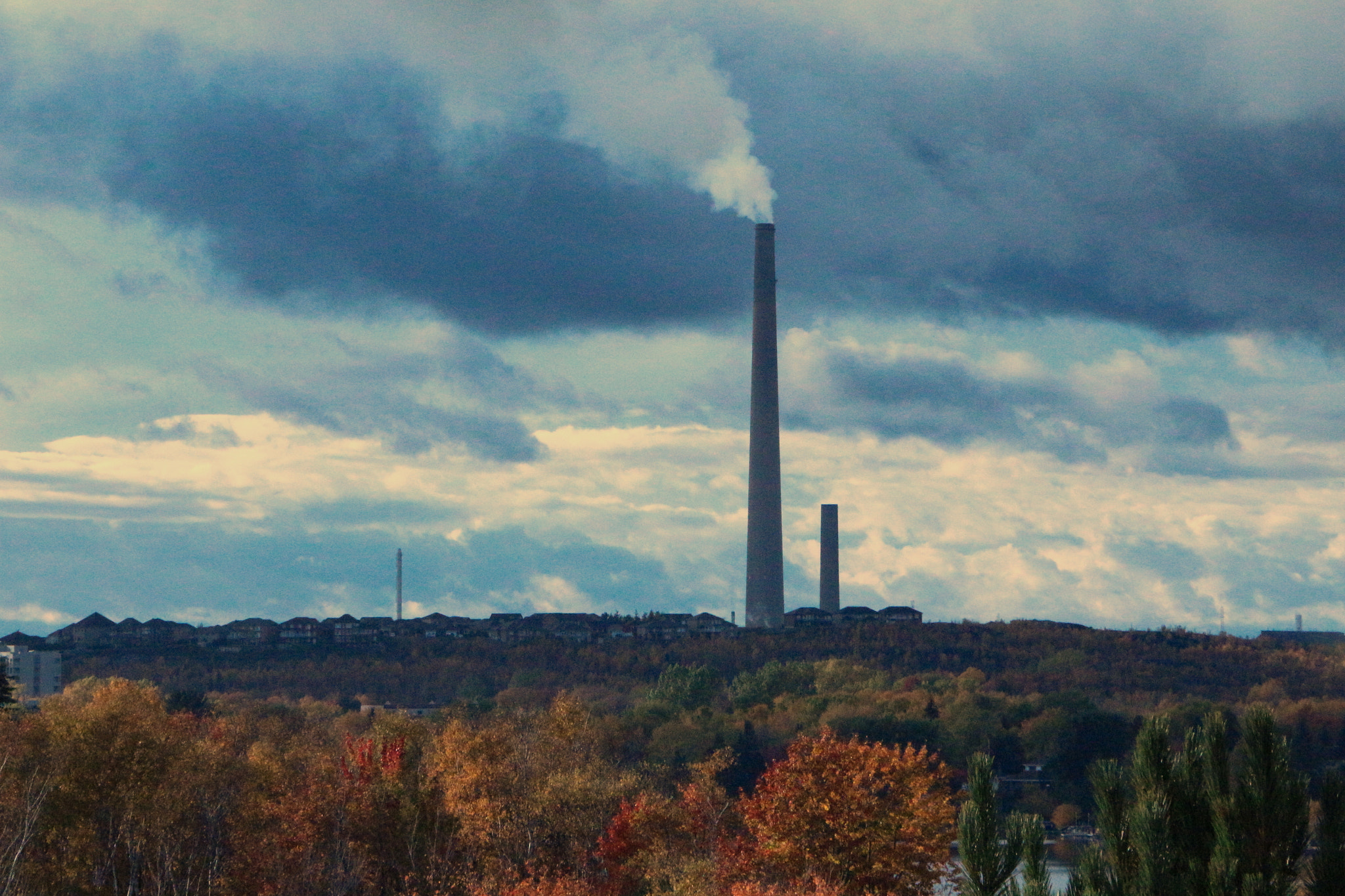 Canon EOS 650D (EOS Rebel T4i / EOS Kiss X6i) + Canon EF-S 18-135mm F3.5-5.6 IS STM sample photo. Sudbury - superstack in autumn photography