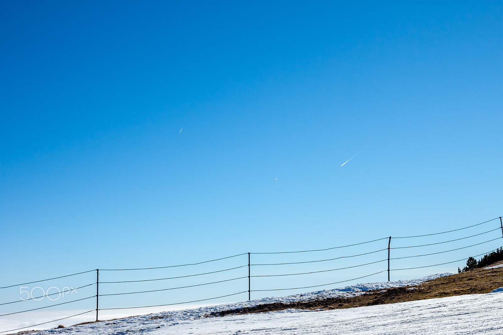 Canon EOS 500D (EOS Rebel T1i / EOS Kiss X3) + Canon EF 40mm F2.8 STM sample photo. Fence on top ot the mountain photography