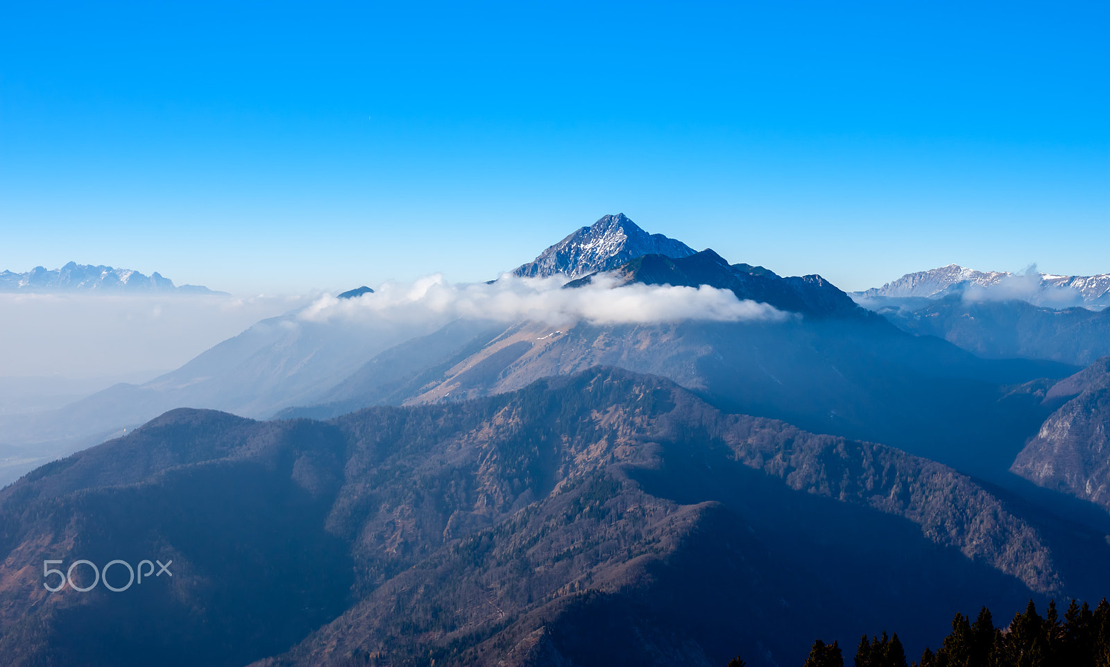 Canon EOS 500D (EOS Rebel T1i / EOS Kiss X3) + Canon EF 40mm F2.8 STM sample photo. Foggy mountain landscape photography