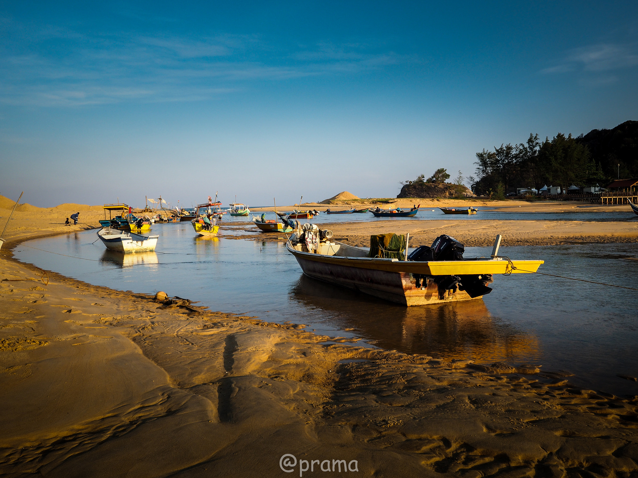 Olympus OM-D E-M1 + LEICA DG SUMMILUX 15/F1.7 sample photo. Fisherman boats photography