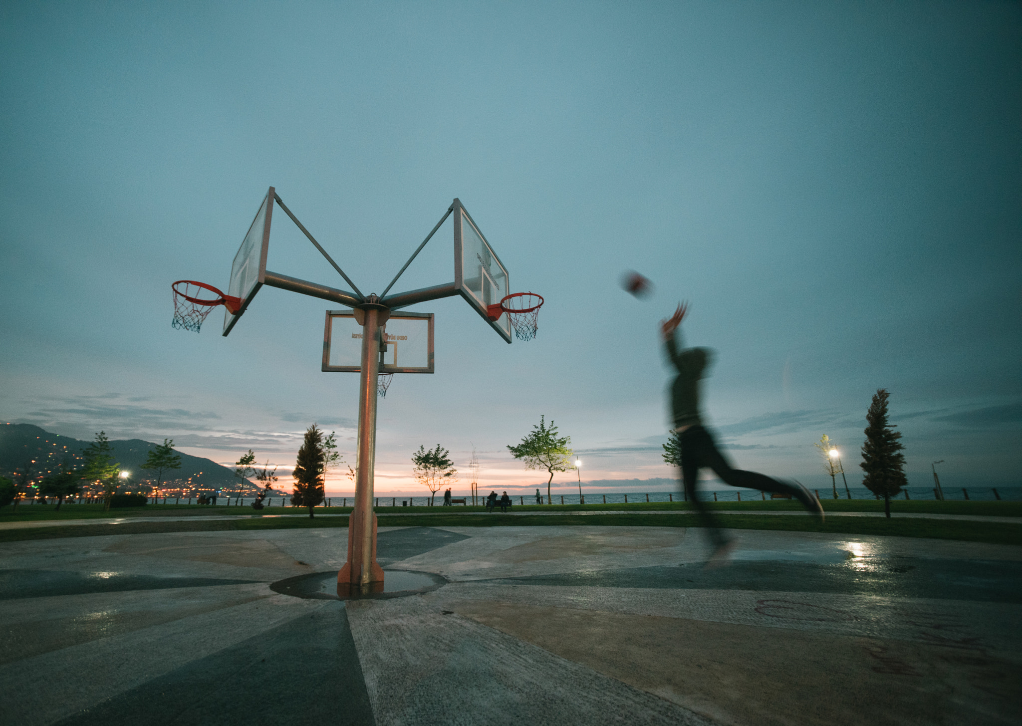 Sigma 14mm F2.8 EX Aspherical HSM sample photo. Basketball in life photography