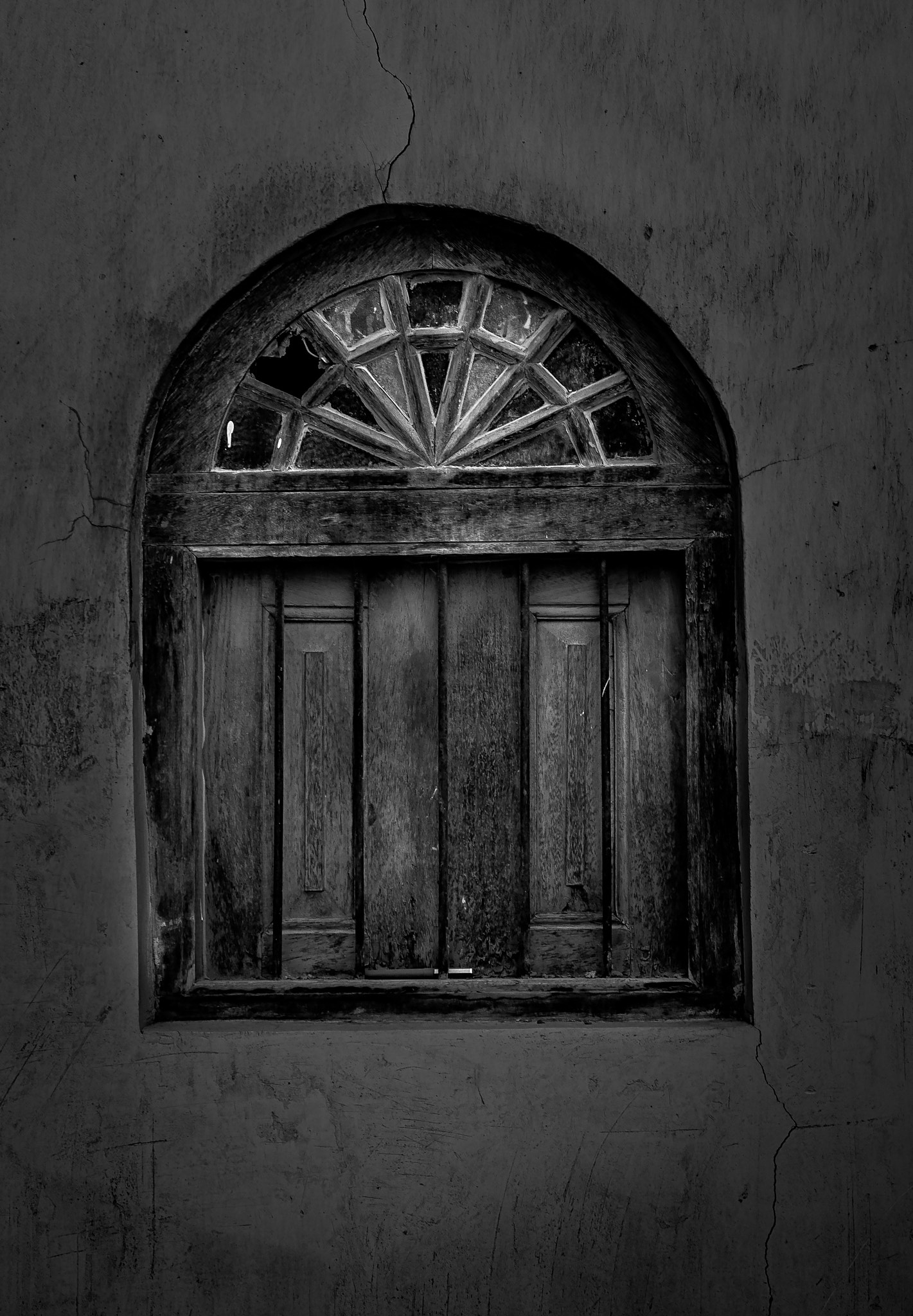 Nikon D7100 + Sigma 17-70mm F2.8-4 DC Macro OS HSM | C sample photo. Old window photography