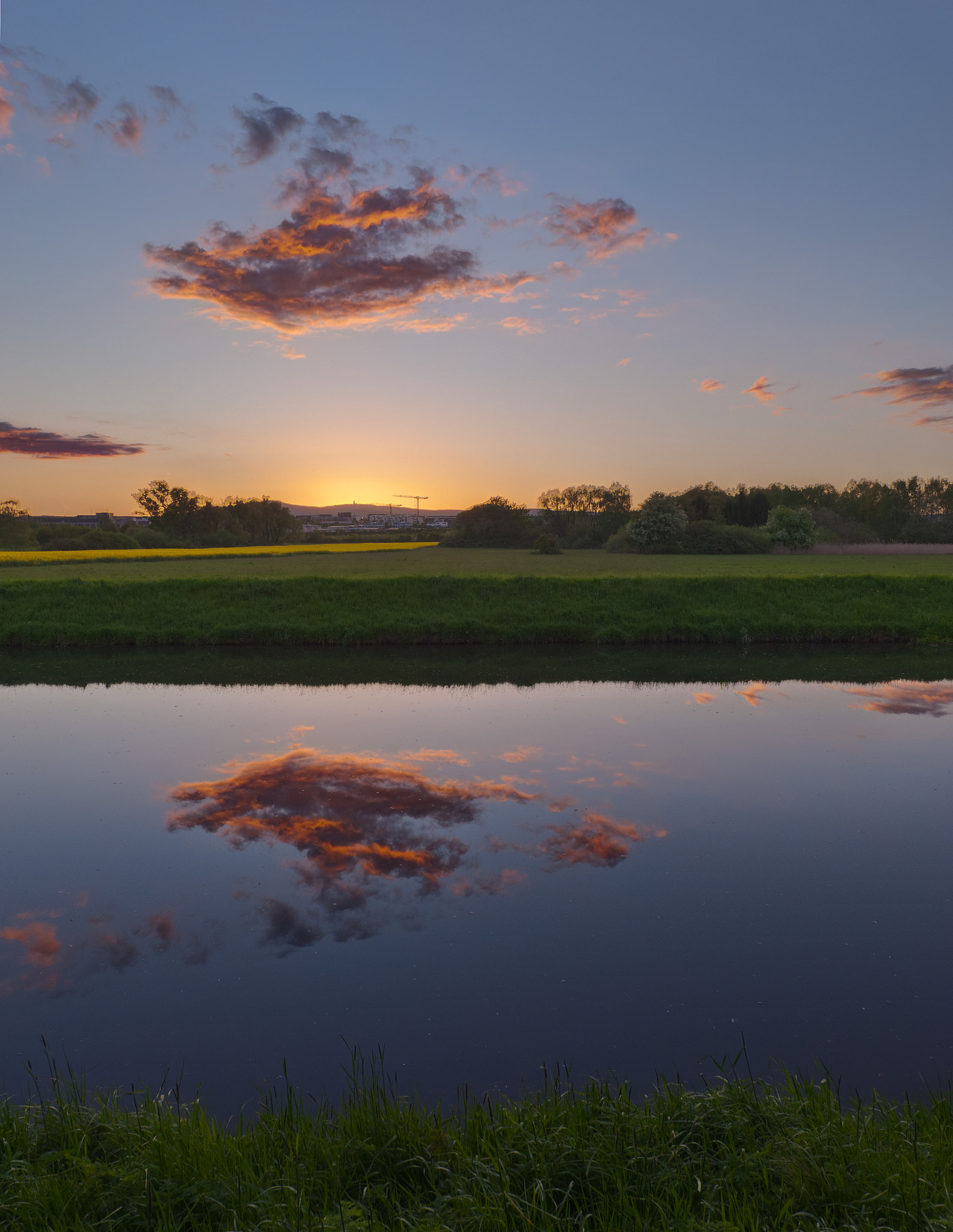 Nikon AF-S Nikkor 18-35mm F3.5-4.5G ED sample photo. Sunset with crane photography